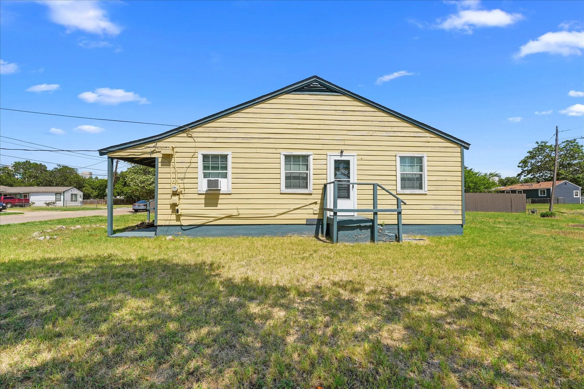 Single Family Residence For Sale in Dallas County , 1808 Prairie View Drive, Dallas, Texas 75235, 3 Bedroom, 2 Bathroom, Garage spaces, 1,162 Sqft, built in 1952, mls#21338537, Real Estate Agent in Dallas, Homes For Sale in Dallas county, Homes For Sale in Dallas, Realtor in Dallas Texas, Real Estate Brokerage Independent Realty Texas, Luminita Cordes Realtor
