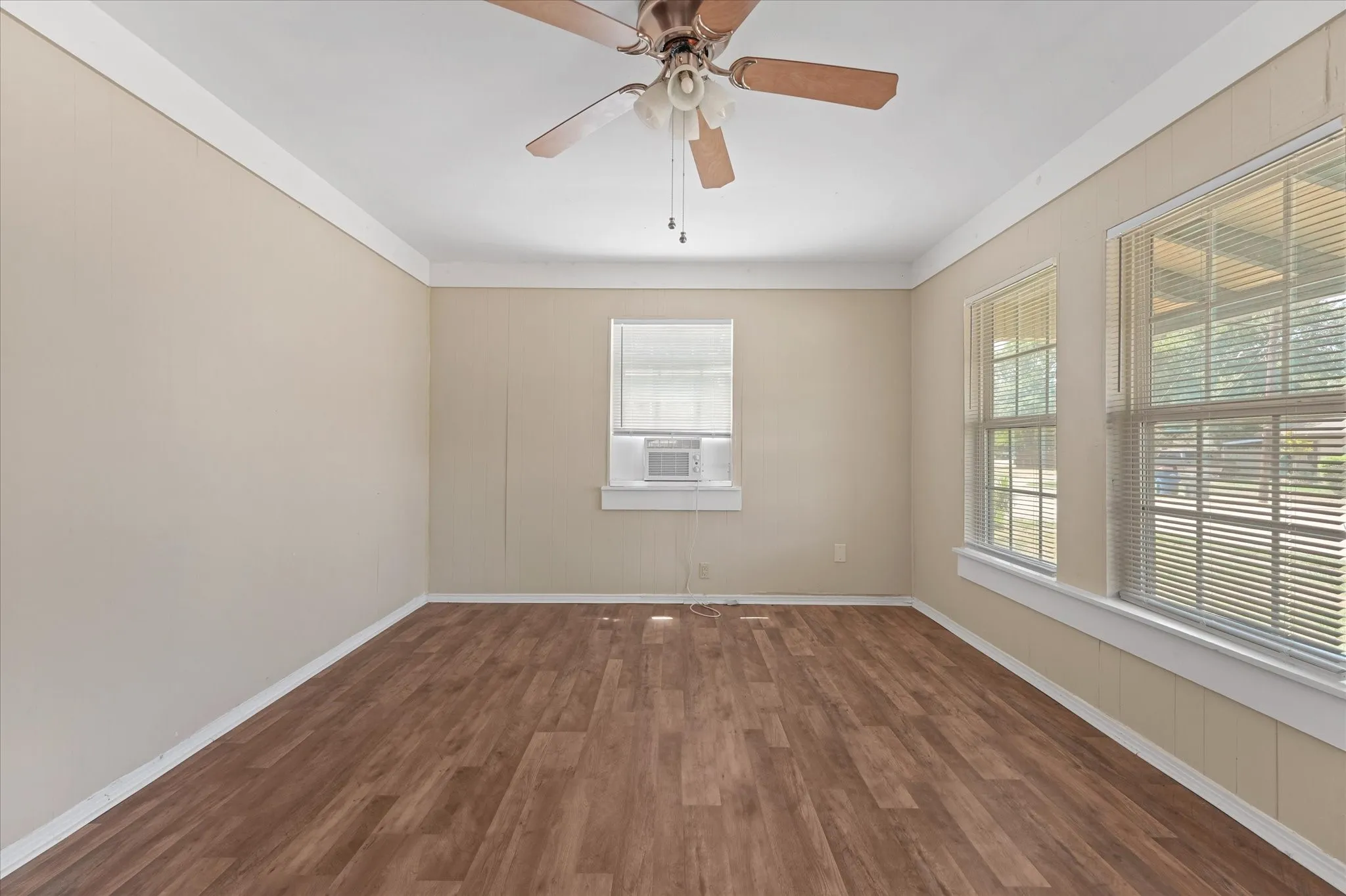Single Family Residence For Sale in Dallas County , 1808 Prairie View Drive, Dallas, Texas 75235, 3 Bedroom, 2 Bathroom, Garage spaces, 1,162 Sqft, built in 1952, mls#21338537, Real Estate Agent in Dallas, Homes For Sale in Dallas county, Homes For Sale in Dallas, Realtor in Dallas Texas, Real Estate Brokerage Independent Realty Texas, Luminita Cordes Realtor