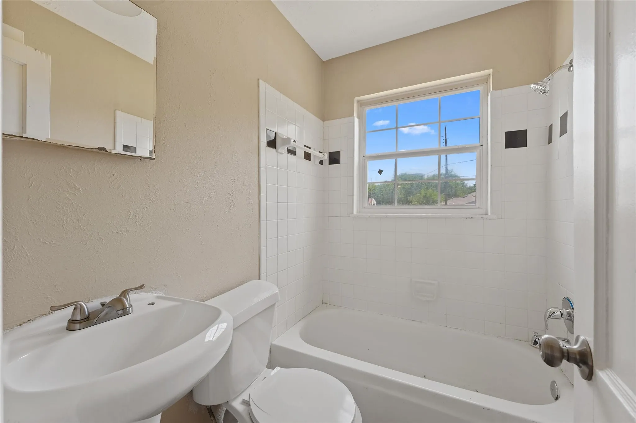 Single Family Residence For Sale in Dallas County , 1808 Prairie View Drive, Dallas, Texas 75235, 3 Bedroom, 2 Bathroom, Garage spaces, 1,162 Sqft, built in 1952, mls#21338537, Real Estate Agent in Dallas, Homes For Sale in Dallas county, Homes For Sale in Dallas, Realtor in Dallas Texas, Real Estate Brokerage Independent Realty Texas, Luminita Cordes Realtor