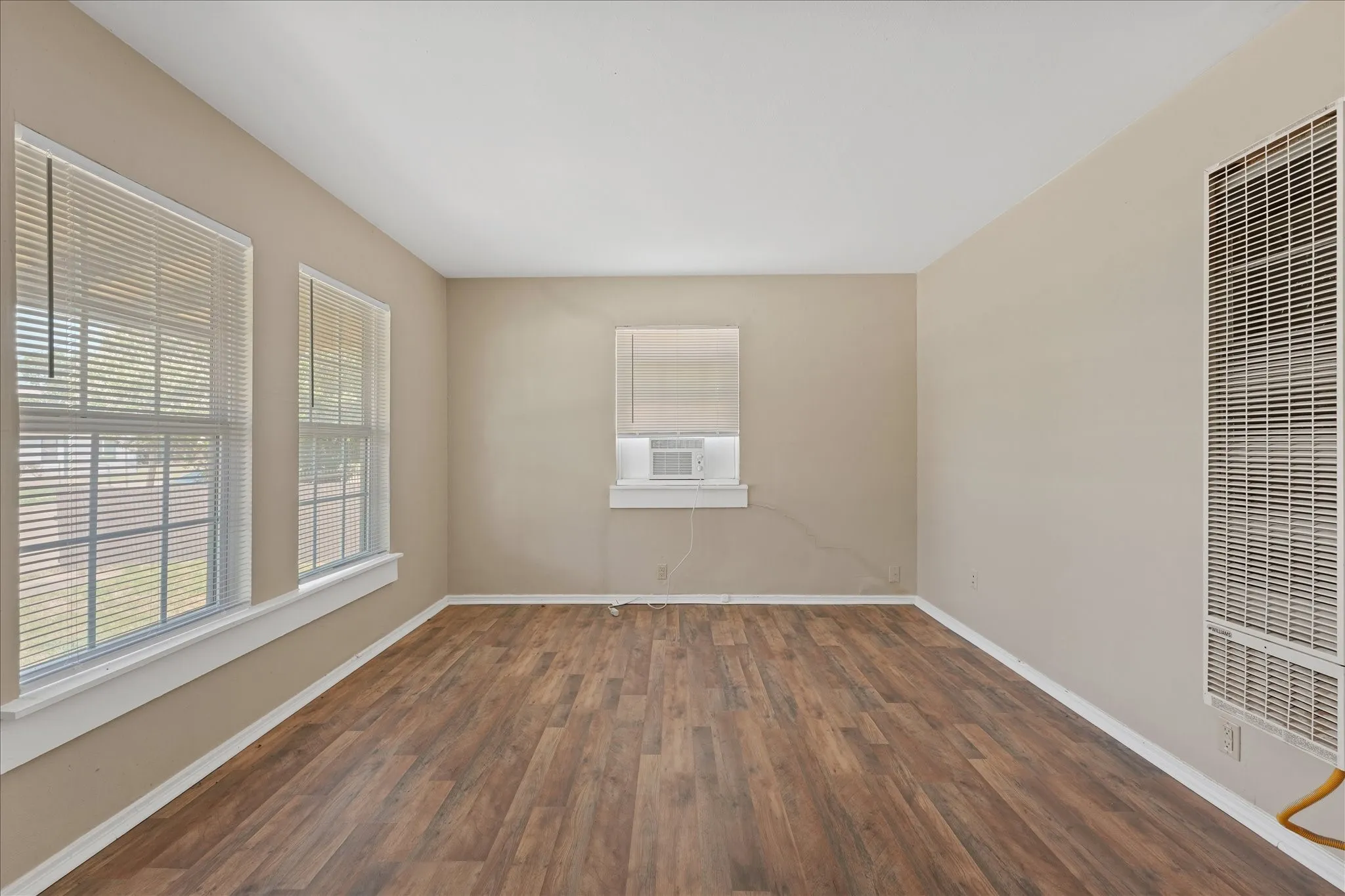 Single Family Residence For Sale in Dallas County , 1808 Prairie View Drive, Dallas, Texas 75235, 3 Bedroom, 2 Bathroom, Garage spaces, 1,162 Sqft, built in 1952, mls#21338537, Real Estate Agent in Dallas, Homes For Sale in Dallas county, Homes For Sale in Dallas, Realtor in Dallas Texas, Real Estate Brokerage Independent Realty Texas, Luminita Cordes Realtor
