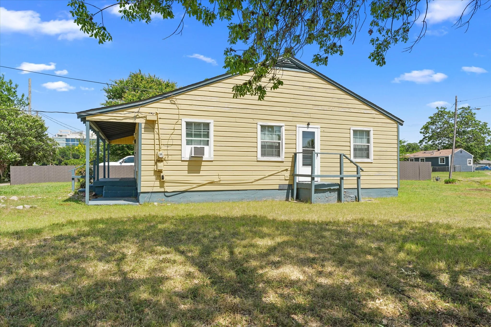 Single Family Residence For Sale in Dallas County , 1808 Prairie View Drive, Dallas, Texas 75235, 3 Bedroom, 2 Bathroom, Garage spaces, 1,162 Sqft, built in 1952, mls#21338537, Real Estate Agent in Dallas, Homes For Sale in Dallas county, Homes For Sale in Dallas, Realtor in Dallas Texas, Real Estate Brokerage Independent Realty Texas, Luminita Cordes Realtor