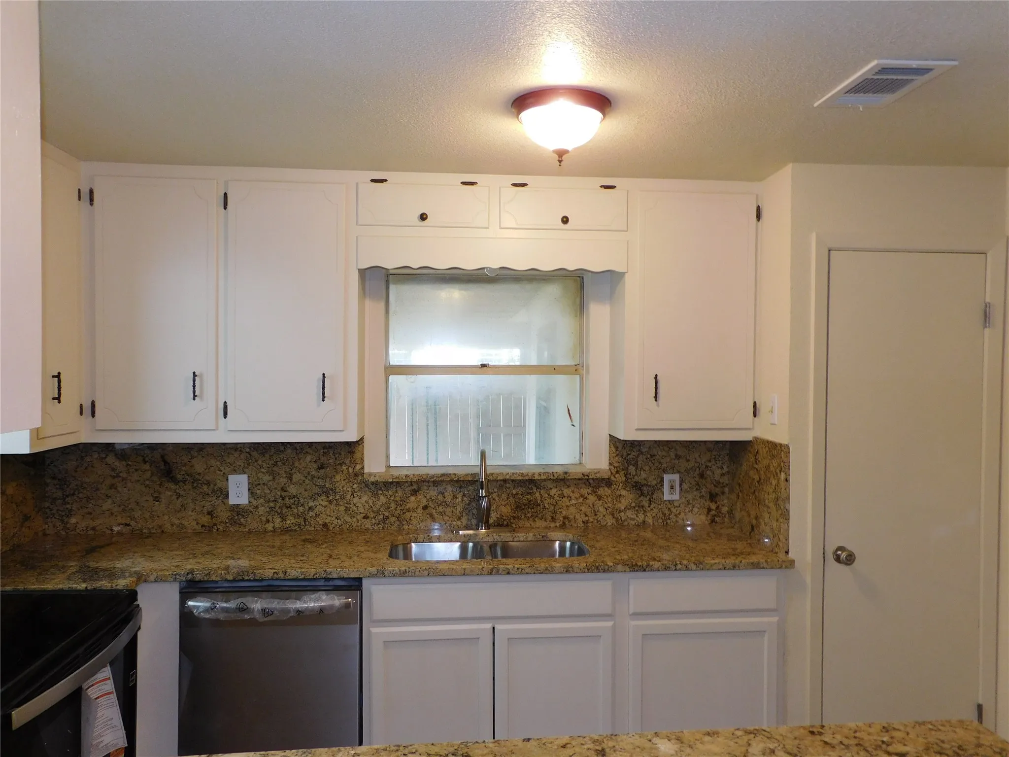 Single Family Residence For Sale in Hill County , 407 NE 4th Street, Hubbard, Texas 76648, 3 Bedroom, 1 Bathroom, Garage spaces, 1,256 Sqft, built in 1945, mls#21338435, Real Estate Agent in Hubbard, Homes For Sale in Hill county, Homes For Sale in Hubbard, Realtor in Hubbard Texas, Real Estate Brokerage Independent Realty Texas, Luminita Cordes Realtor