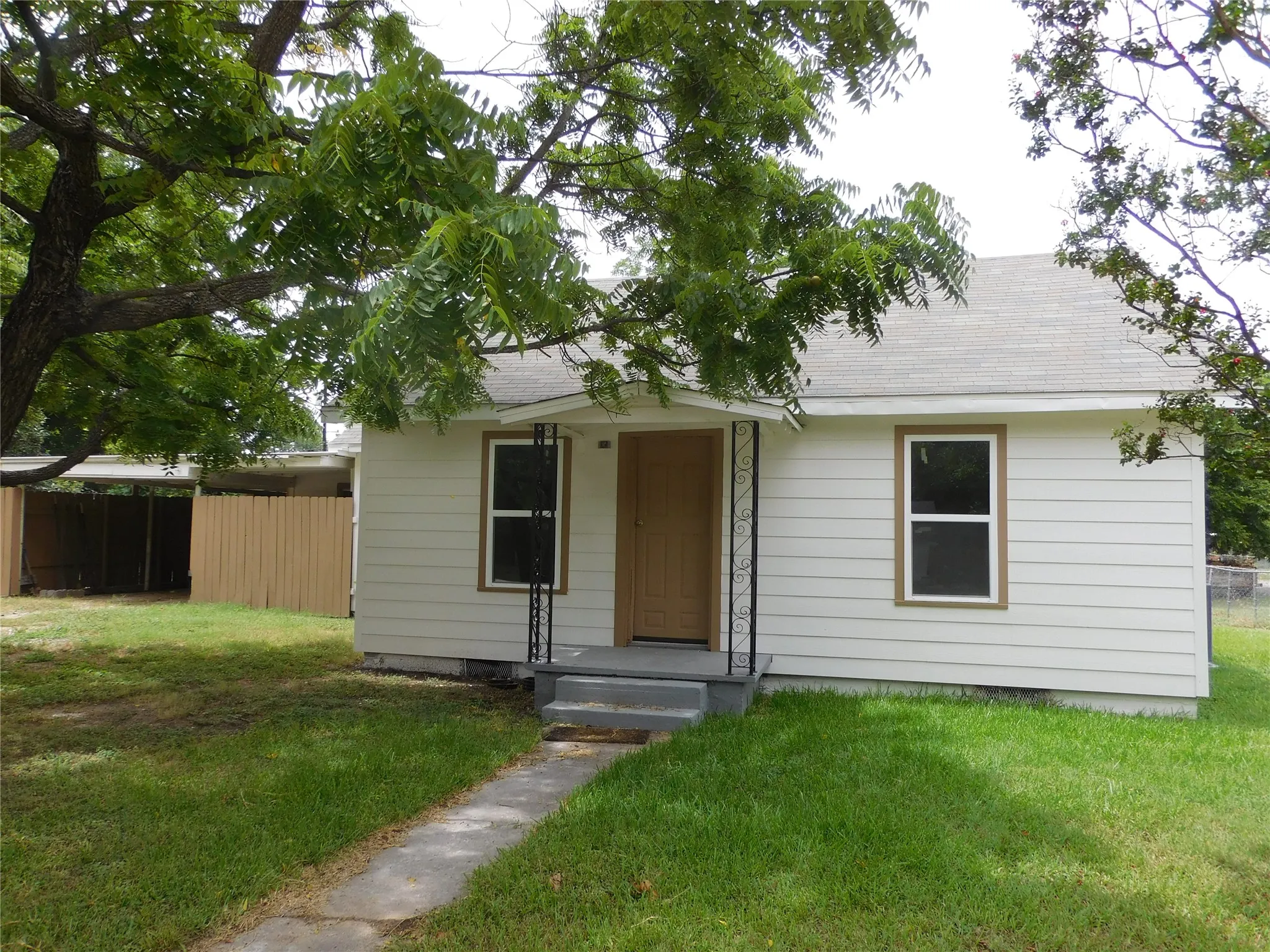 Single Family Residence For Sale in Hill County , 407 NE 4th Street, Hubbard, Texas 76648, 3 Bedroom, 1 Bathroom, Garage spaces, 1,256 Sqft, built in 1945, mls#21338435, Real Estate Agent in Hubbard, Homes For Sale in Hill county, Homes For Sale in Hubbard, Realtor in Hubbard Texas, Real Estate Brokerage Independent Realty Texas, Luminita Cordes Realtor