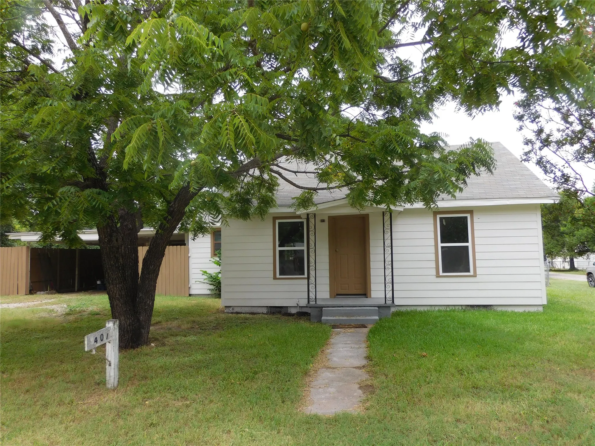 Single Family Residence For Sale in Hill County , 407 NE 4th Street, Hubbard, Texas 76648, 3 Bedroom, 1 Bathroom, Garage spaces, 1,256 Sqft, built in 1945, mls#21338435, Real Estate Agent in Hubbard, Homes For Sale in Hill county, Homes For Sale in Hubbard, Realtor in Hubbard Texas, Real Estate Brokerage Independent Realty Texas, Luminita Cordes Realtor