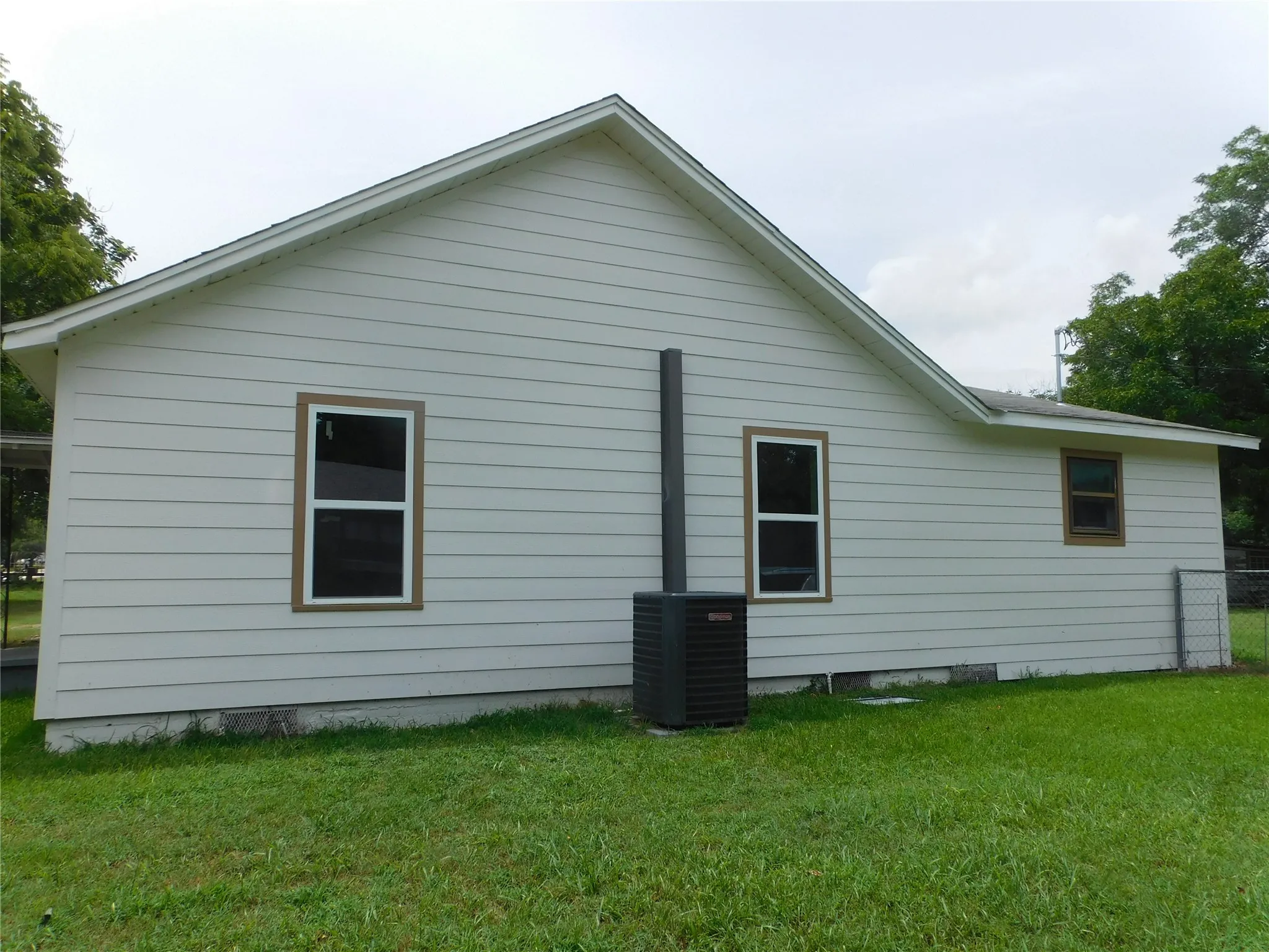 Single Family Residence For Sale in Hill County , 407 NE 4th Street, Hubbard, Texas 76648, 3 Bedroom, 1 Bathroom, Garage spaces, 1,256 Sqft, built in 1945, mls#21338435, Real Estate Agent in Hubbard, Homes For Sale in Hill county, Homes For Sale in Hubbard, Realtor in Hubbard Texas, Real Estate Brokerage Independent Realty Texas, Luminita Cordes Realtor