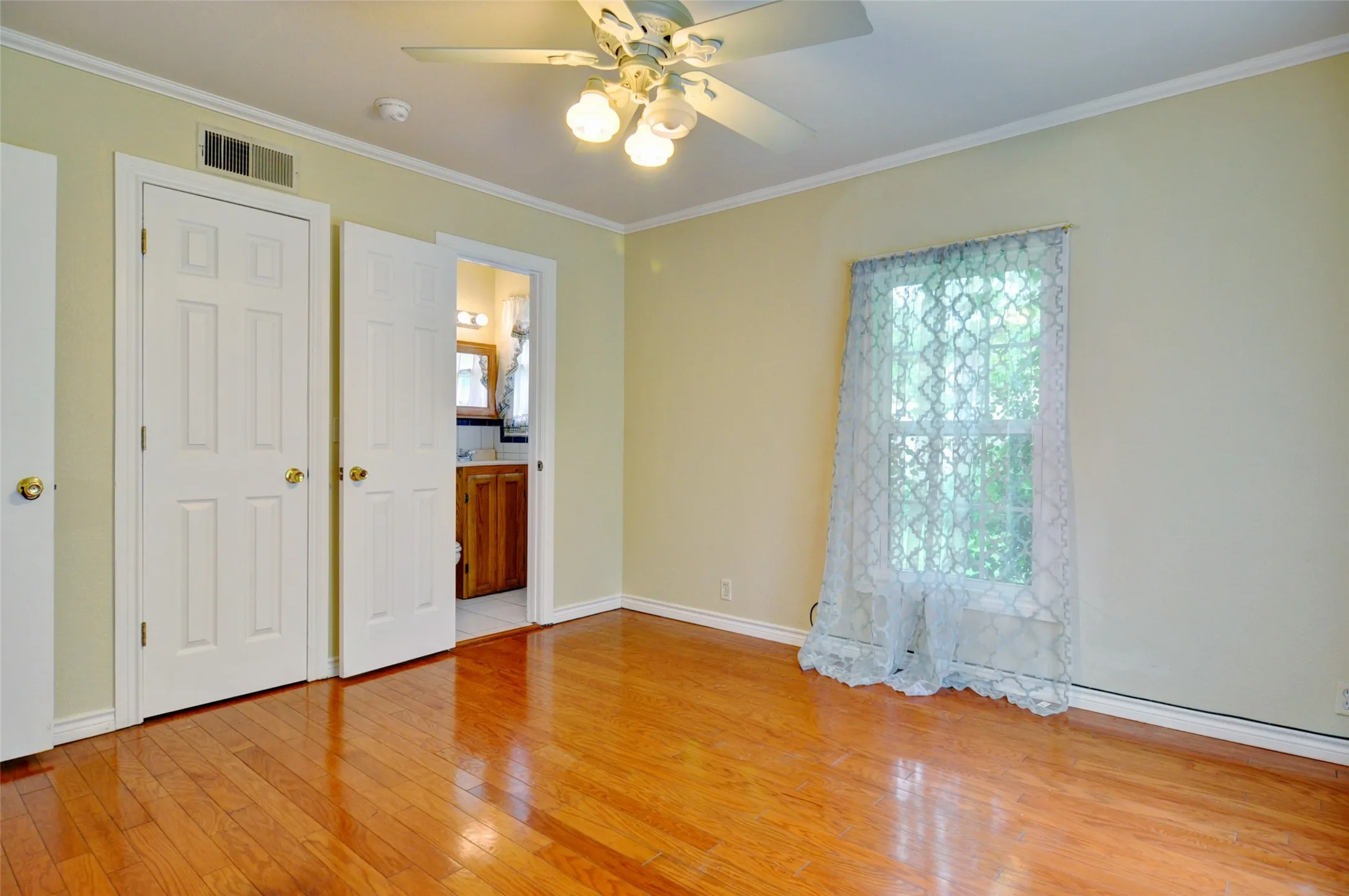 Single Family Residence For Rent in Tarrant County , 1110 Wade Hampton Street, Benbrook, Texas 76126, 3 Bedroom, 2 Bathroom, 2 Garage spaces, 1,570 Sqft, built in 1955, mls#21338554, Real Estate Agent in Benbrook, Homes For Rent in Tarrant county, Homes For Rent in Benbrook, Realtor in Benbrook Texas, Real Estate Brokerage Independent Realty Texas, Luminita Cordes Realtor