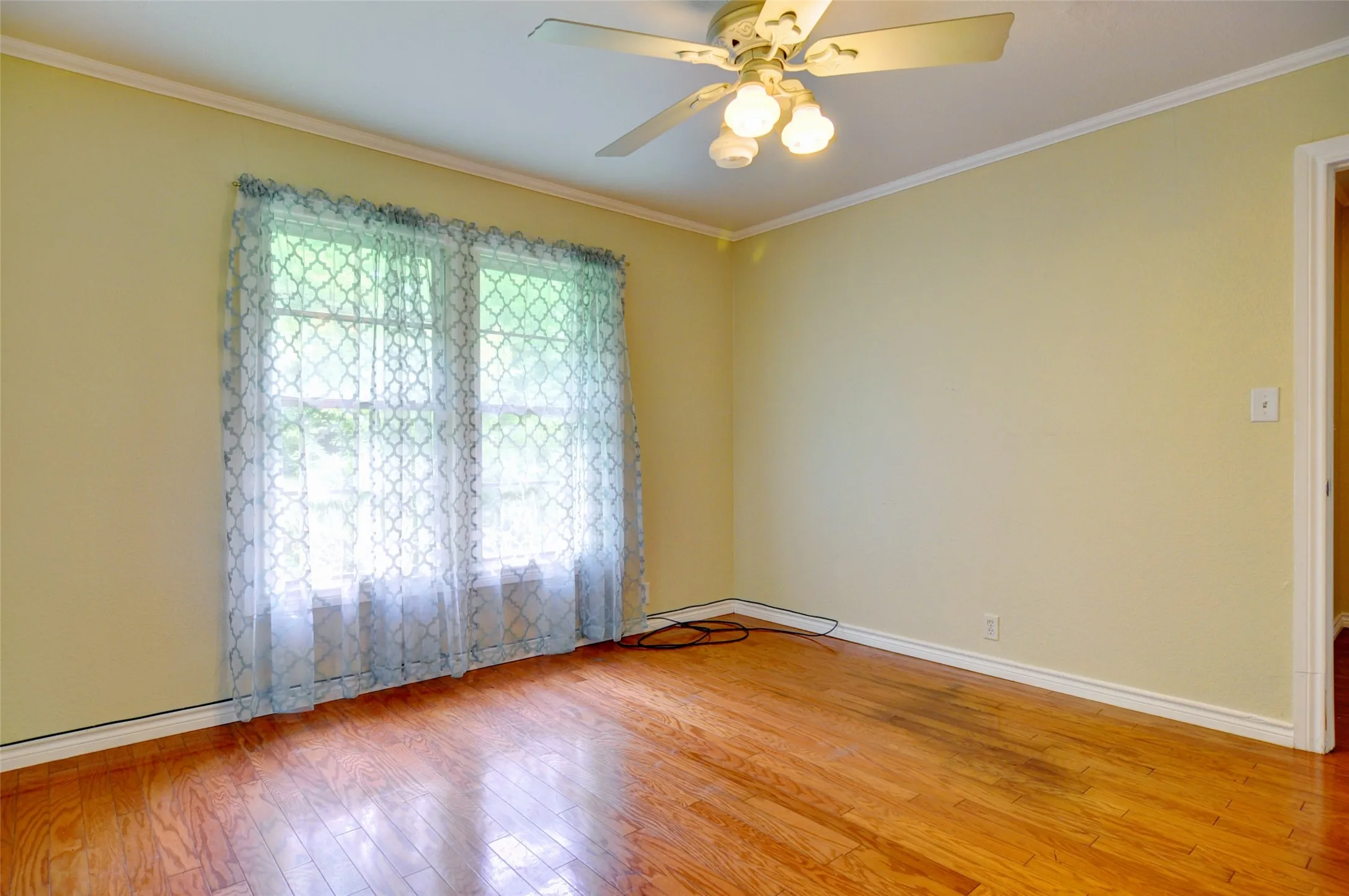 Single Family Residence For Rent in Tarrant County , 1110 Wade Hampton Street, Benbrook, Texas 76126, 3 Bedroom, 2 Bathroom, 2 Garage spaces, 1,570 Sqft, built in 1955, mls#21338554, Real Estate Agent in Benbrook, Homes For Rent in Tarrant county, Homes For Rent in Benbrook, Realtor in Benbrook Texas, Real Estate Brokerage Independent Realty Texas, Luminita Cordes Realtor