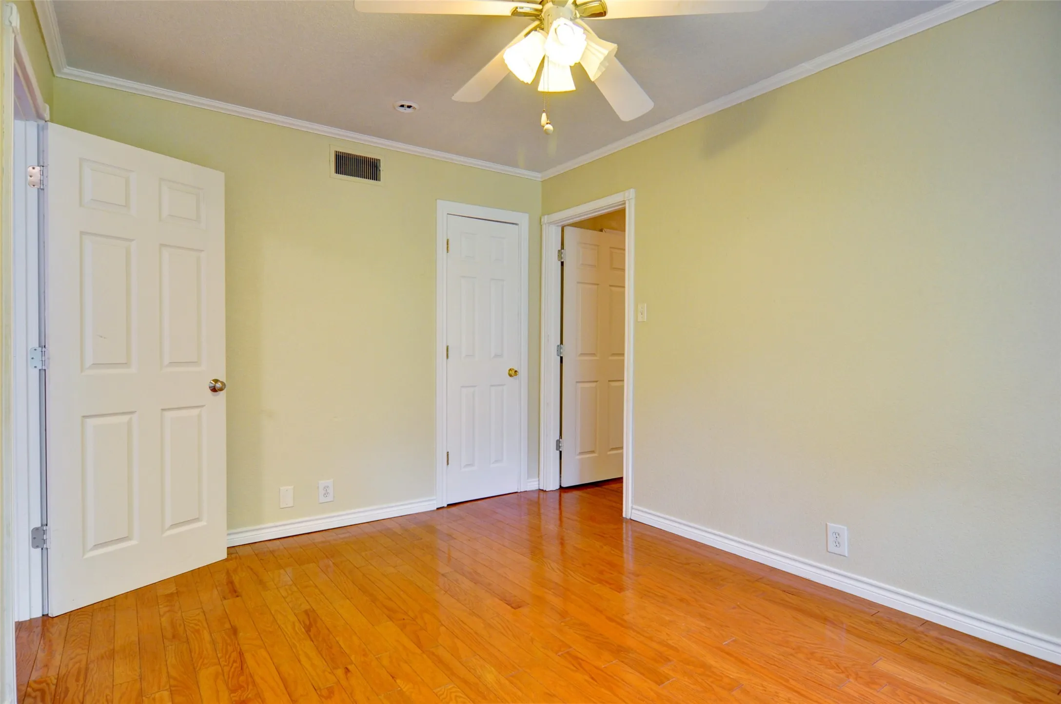 Single Family Residence For Rent in Tarrant County , 1110 Wade Hampton Street, Benbrook, Texas 76126, 3 Bedroom, 2 Bathroom, 2 Garage spaces, 1,570 Sqft, built in 1955, mls#21338554, Real Estate Agent in Benbrook, Homes For Rent in Tarrant county, Homes For Rent in Benbrook, Realtor in Benbrook Texas, Real Estate Brokerage Independent Realty Texas, Luminita Cordes Realtor