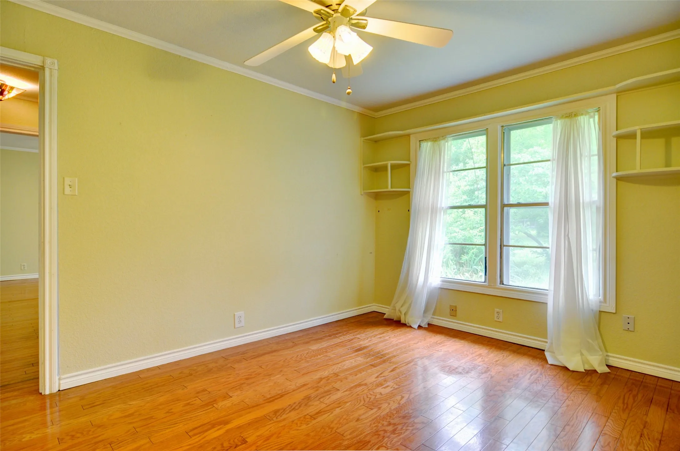 Single Family Residence For Rent in Tarrant County , 1110 Wade Hampton Street, Benbrook, Texas 76126, 3 Bedroom, 2 Bathroom, 2 Garage spaces, 1,570 Sqft, built in 1955, mls#21338554, Real Estate Agent in Benbrook, Homes For Rent in Tarrant county, Homes For Rent in Benbrook, Realtor in Benbrook Texas, Real Estate Brokerage Independent Realty Texas, Luminita Cordes Realtor