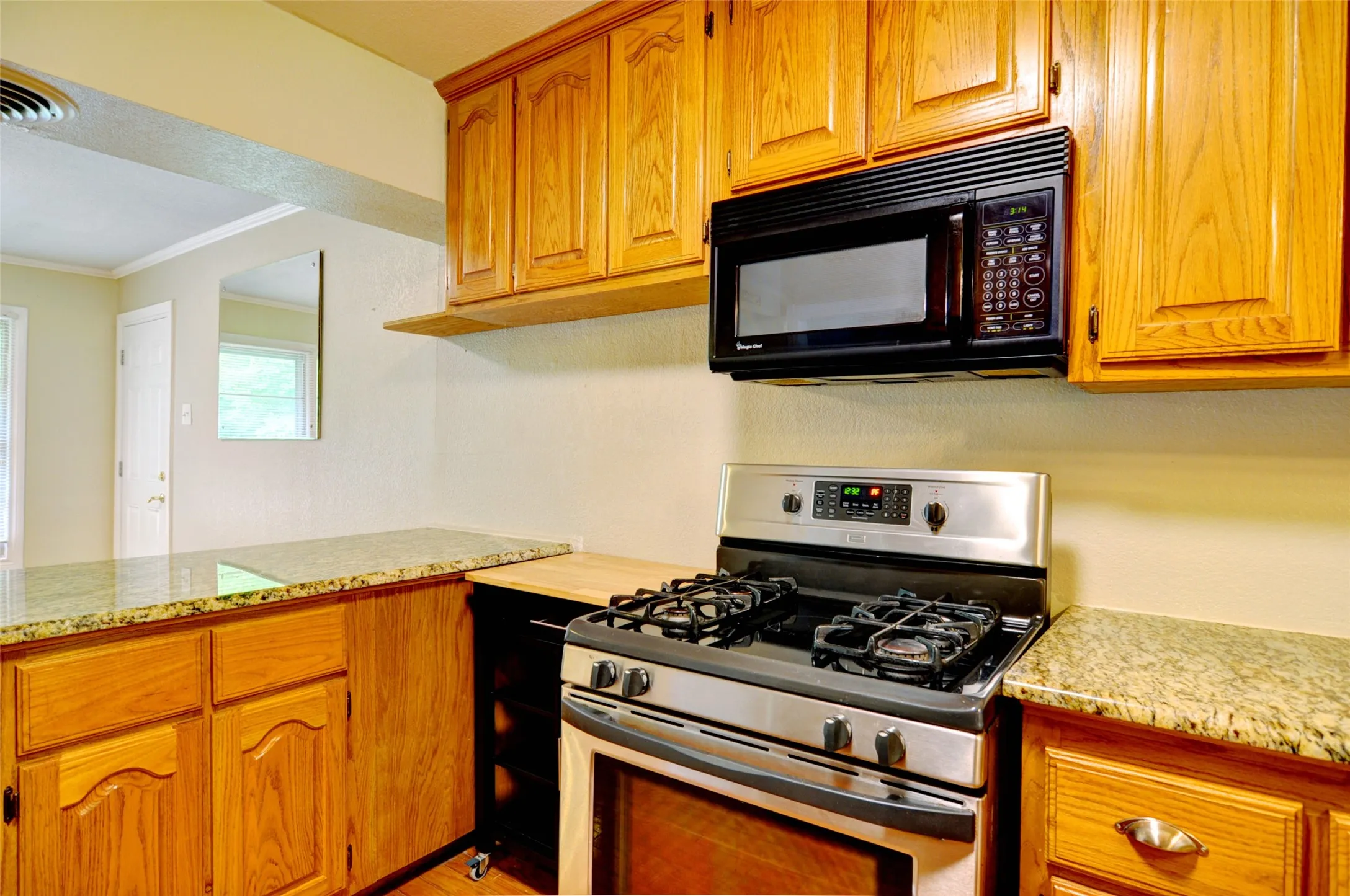 Single Family Residence For Rent in Tarrant County , 1110 Wade Hampton Street, Benbrook, Texas 76126, 3 Bedroom, 2 Bathroom, 2 Garage spaces, 1,570 Sqft, built in 1955, mls#21338554, Real Estate Agent in Benbrook, Homes For Rent in Tarrant county, Homes For Rent in Benbrook, Realtor in Benbrook Texas, Real Estate Brokerage Independent Realty Texas, Luminita Cordes Realtor