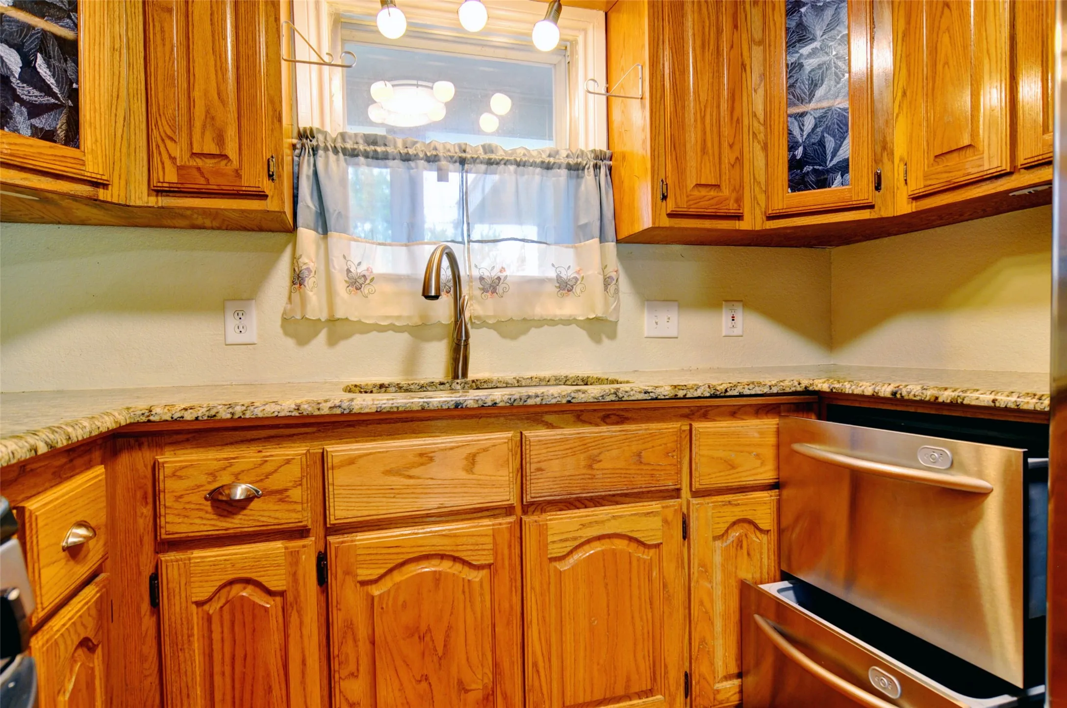Single Family Residence For Rent in Tarrant County , 1110 Wade Hampton Street, Benbrook, Texas 76126, 3 Bedroom, 2 Bathroom, 2 Garage spaces, 1,570 Sqft, built in 1955, mls#21338554, Real Estate Agent in Benbrook, Homes For Rent in Tarrant county, Homes For Rent in Benbrook, Realtor in Benbrook Texas, Real Estate Brokerage Independent Realty Texas, Luminita Cordes Realtor