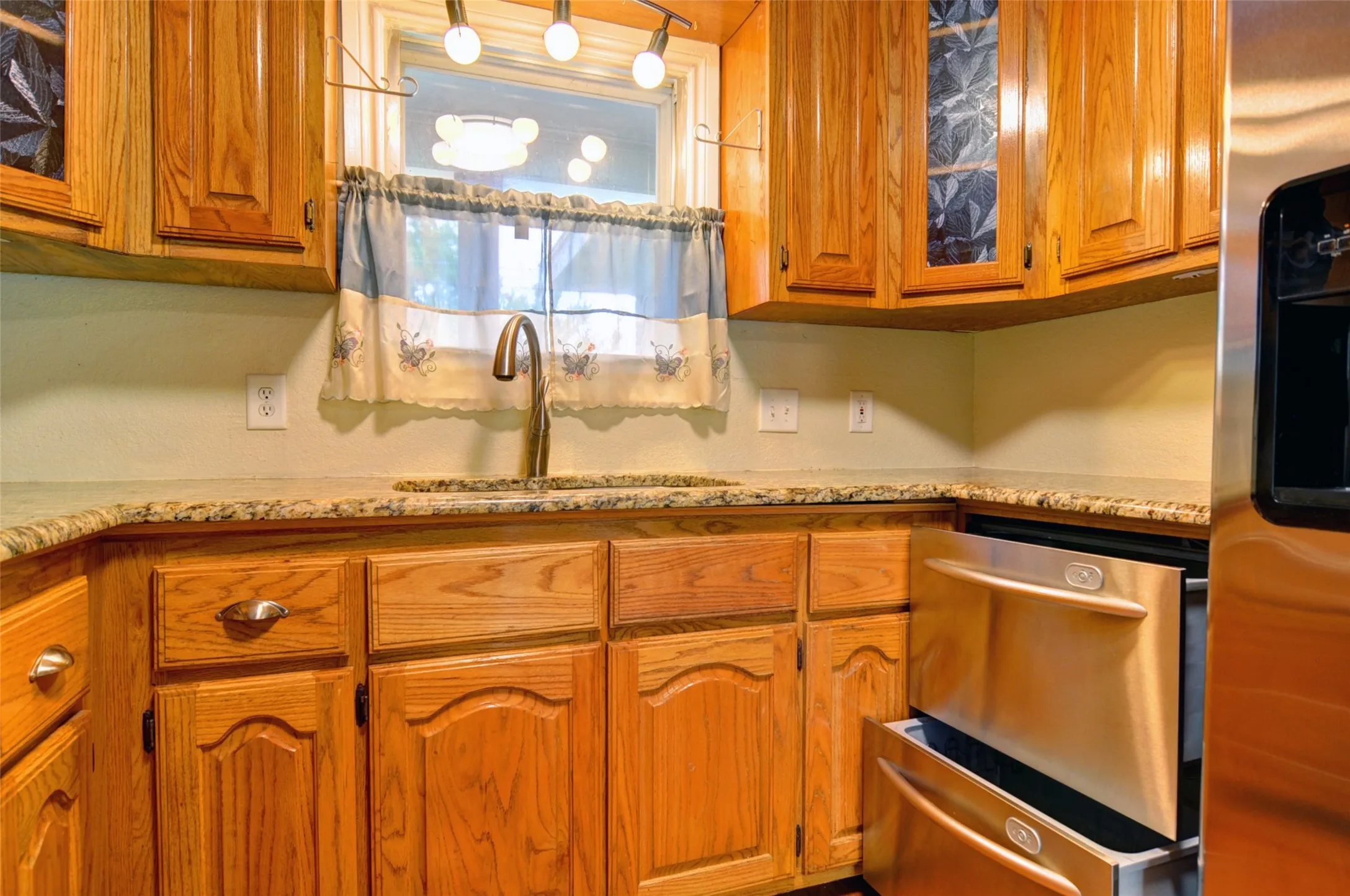 Single Family Residence For Rent in Tarrant County , 1110 Wade Hampton Street, Benbrook, Texas 76126, 3 Bedroom, 2 Bathroom, 2 Garage spaces, 1,570 Sqft, built in 1955, mls#21338554, Real Estate Agent in Benbrook, Homes For Rent in Tarrant county, Homes For Rent in Benbrook, Realtor in Benbrook Texas, Real Estate Brokerage Independent Realty Texas, Luminita Cordes Realtor