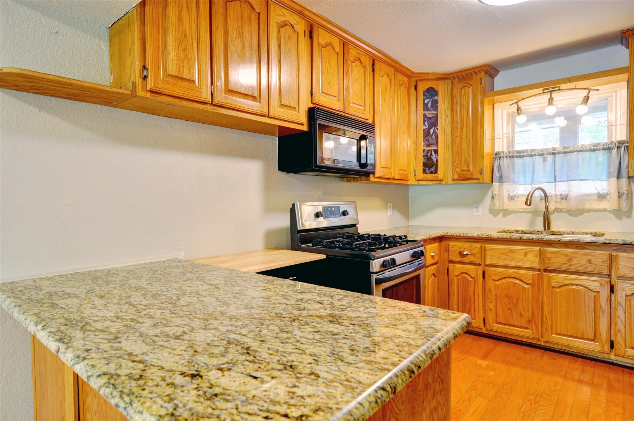 Single Family Residence For Rent in Tarrant County , 1110 Wade Hampton Street, Benbrook, Texas 76126, 3 Bedroom, 2 Bathroom, 2 Garage spaces, 1,570 Sqft, built in 1955, mls#21338554, Real Estate Agent in Benbrook, Homes For Rent in Tarrant county, Homes For Rent in Benbrook, Realtor in Benbrook Texas, Real Estate Brokerage Independent Realty Texas, Luminita Cordes Realtor