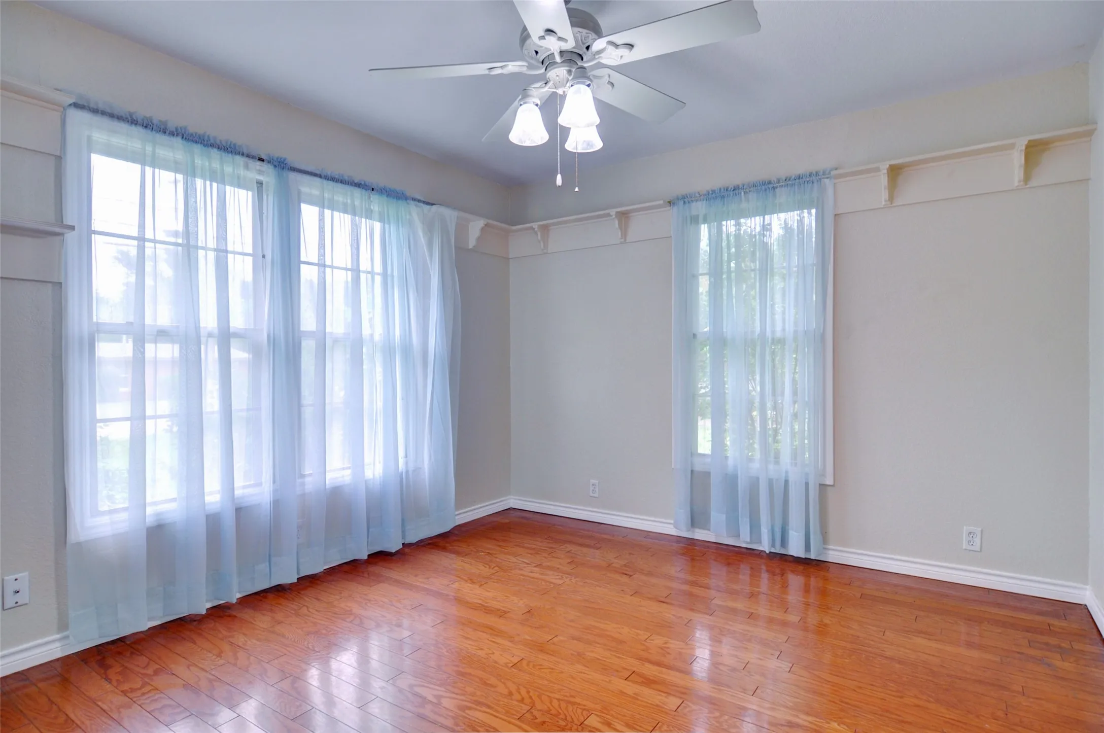 Single Family Residence For Rent in Tarrant County , 1110 Wade Hampton Street, Benbrook, Texas 76126, 3 Bedroom, 2 Bathroom, 2 Garage spaces, 1,570 Sqft, built in 1955, mls#21338554, Real Estate Agent in Benbrook, Homes For Rent in Tarrant county, Homes For Rent in Benbrook, Realtor in Benbrook Texas, Real Estate Brokerage Independent Realty Texas, Luminita Cordes Realtor