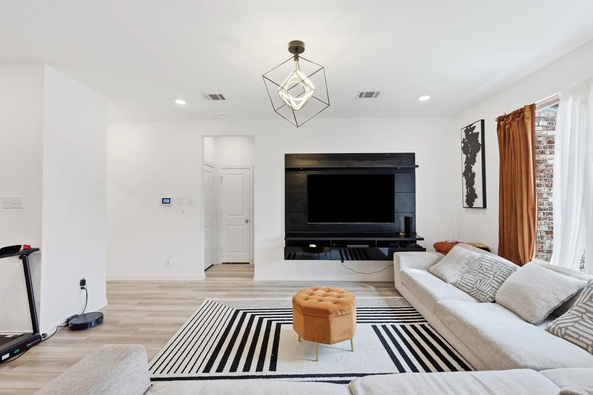 Single Family Residence For Rent in Kaufman County , 1728 Pegasus Drive, Forney, Texas 75126, 3 Bedroom, 3 Bathroom, 2 Garage spaces, 2,389 Sqft, built in 2022, mls#21337773, Real Estate Agent in Forney, Homes For Rent in Kaufman county, Homes For Rent in Forney, Realtor in Forney Texas, Real Estate Brokerage Independent Realty Texas, Luminita Cordes Realtor