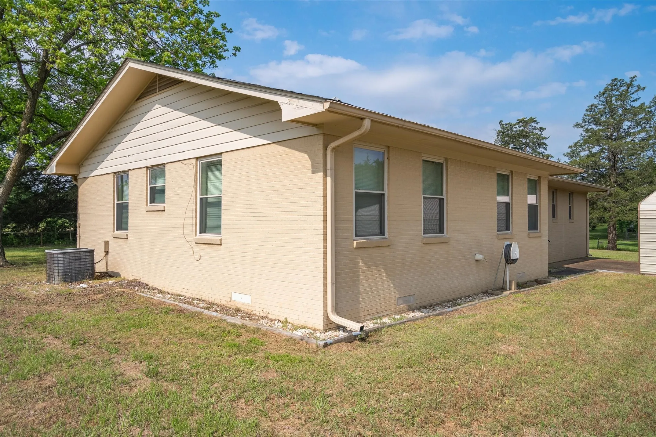 Single Family Residence For Rent in Van Zandt County , 14773 Fm 1255, Canton, Texas 75103, 3 Bedroom, 2 Bathroom, Garage spaces, 1,727 Sqft, built in 1969, mls#21337514, Real Estate Agent in Canton, Homes For Rent in Van Zandt county, Homes For Rent in Canton, Realtor in Canton Texas, Real Estate Brokerage Independent Realty Texas, Luminita Cordes Realtor
