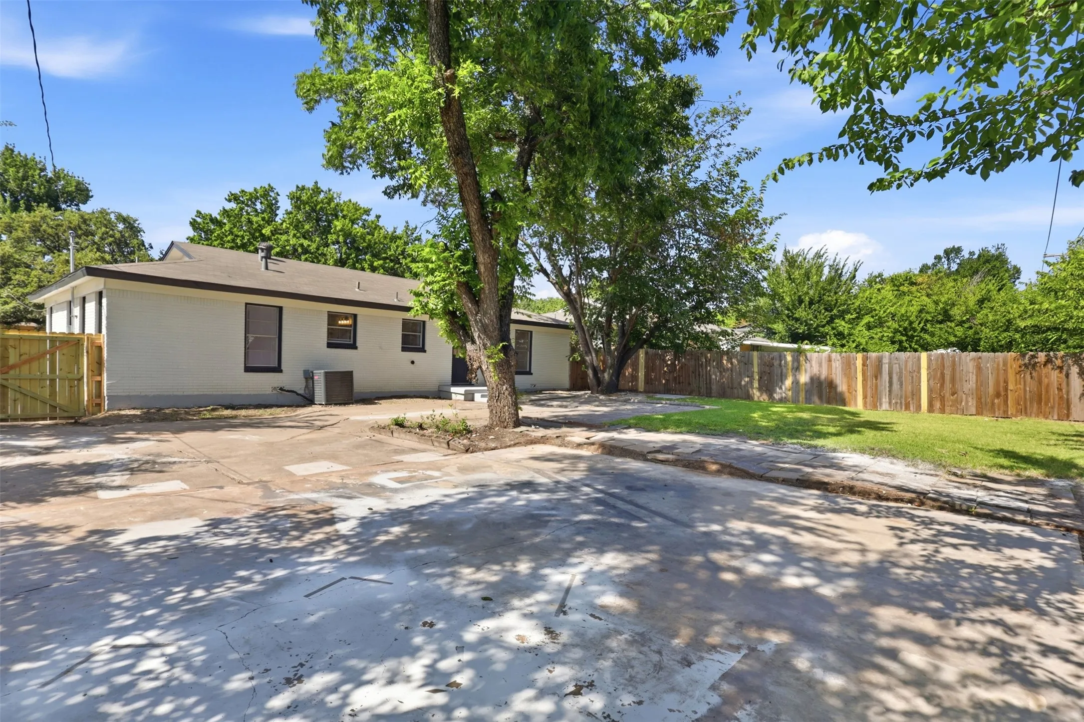 Single Family Residence For Sale in Tarrant County , 5421 Palmer Drive, Haltom City, Texas 76117, 4 Bedroom, 2 Bathroom, Garage spaces, 1,606 Sqft, built in 1956, mls#21336231, Real Estate Agent in Haltom City, Homes For Sale in Tarrant county, Homes For Sale in Haltom City, Realtor in Haltom City Texas, Real Estate Brokerage Independent Realty Texas, Luminita Cordes Realtor