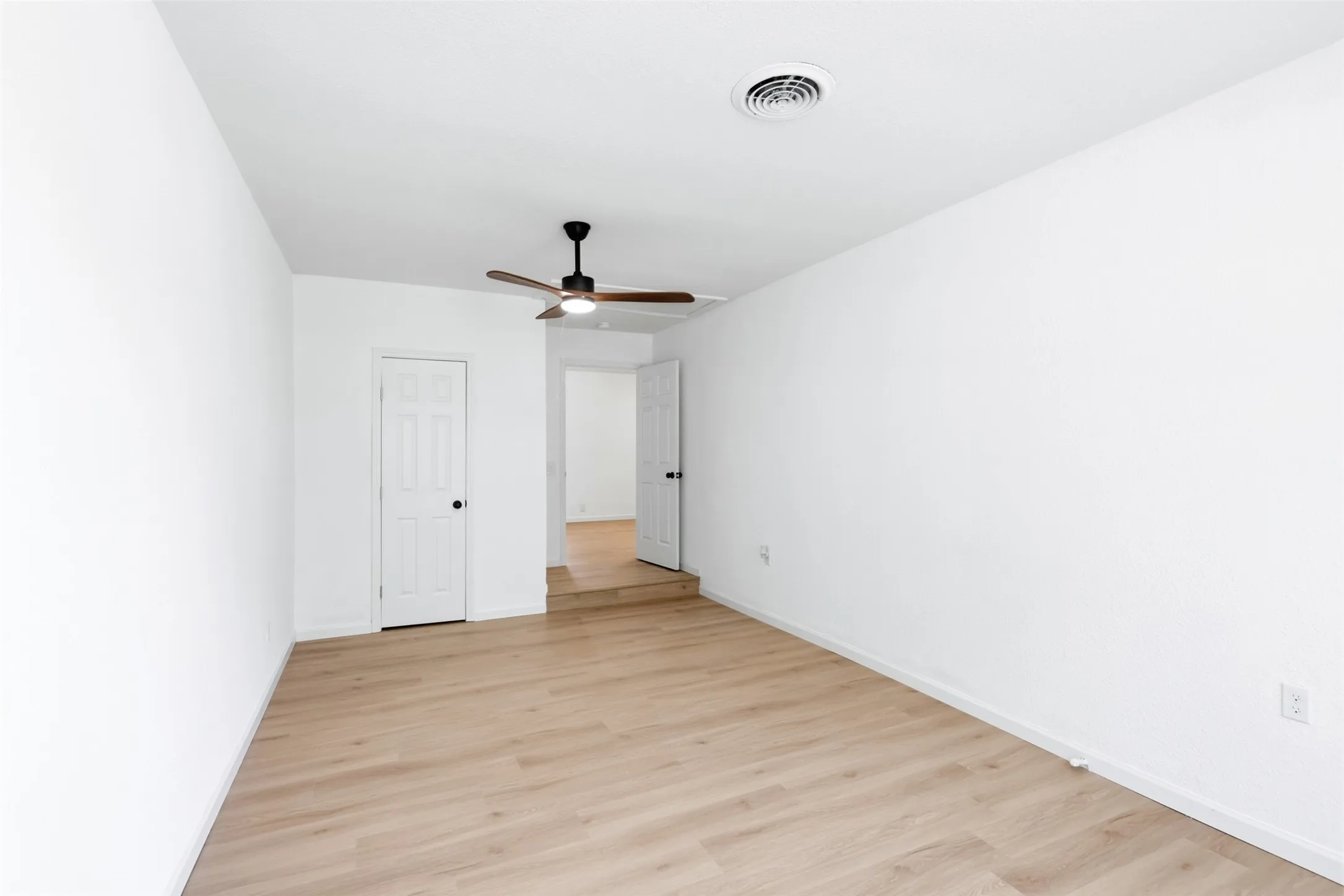 Single Family Residence For Sale in Tarrant County , 5421 Palmer Drive, Haltom City, Texas 76117, 4 Bedroom, 2 Bathroom, Garage spaces, 1,606 Sqft, built in 1956, mls#21336231, Real Estate Agent in Haltom City, Homes For Sale in Tarrant county, Homes For Sale in Haltom City, Realtor in Haltom City Texas, Real Estate Brokerage Independent Realty Texas, Luminita Cordes Realtor