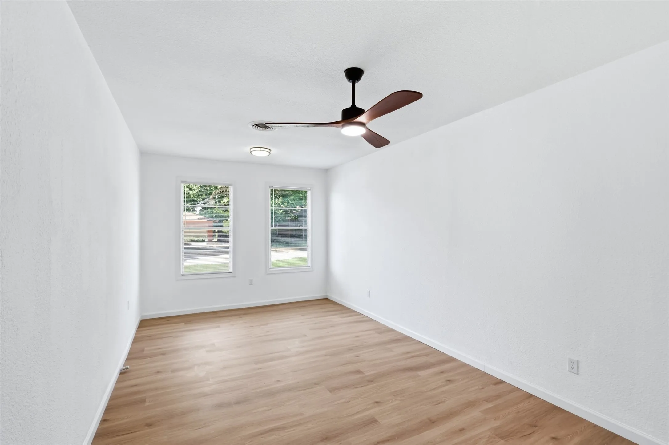 Single Family Residence For Sale in Tarrant County , 5421 Palmer Drive, Haltom City, Texas 76117, 4 Bedroom, 2 Bathroom, Garage spaces, 1,606 Sqft, built in 1956, mls#21336231, Real Estate Agent in Haltom City, Homes For Sale in Tarrant county, Homes For Sale in Haltom City, Realtor in Haltom City Texas, Real Estate Brokerage Independent Realty Texas, Luminita Cordes Realtor
