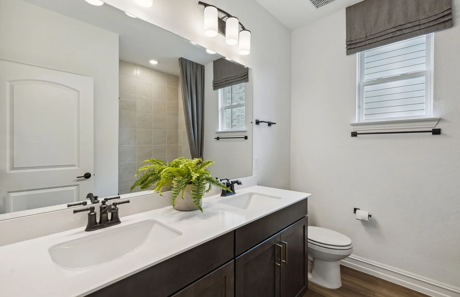 *Model Representation - Spacious secondary bathroom