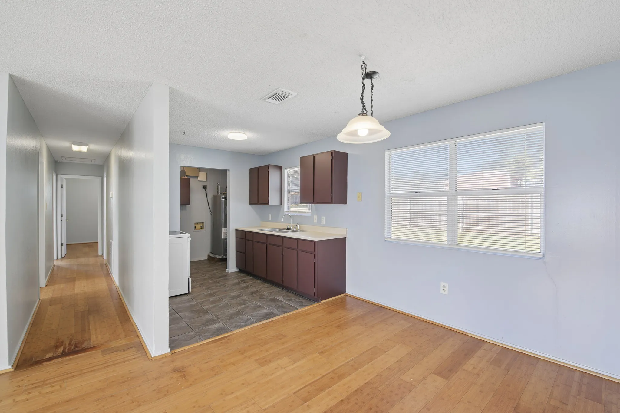 Single Family Residence For Sale in Johnson County , 217 Chambers Drive, Alvarado, Texas 76009, 3 Bedroom, 2 Bathroom, Garage spaces, 1,206 Sqft, built in 1983, mls#21337705, Real Estate Agent in Alvarado, Homes For Sale in Johnson county, Homes For Sale in Alvarado, Realtor in Alvarado Texas, Real Estate Brokerage Independent Realty Texas, Luminita Cordes Realtor