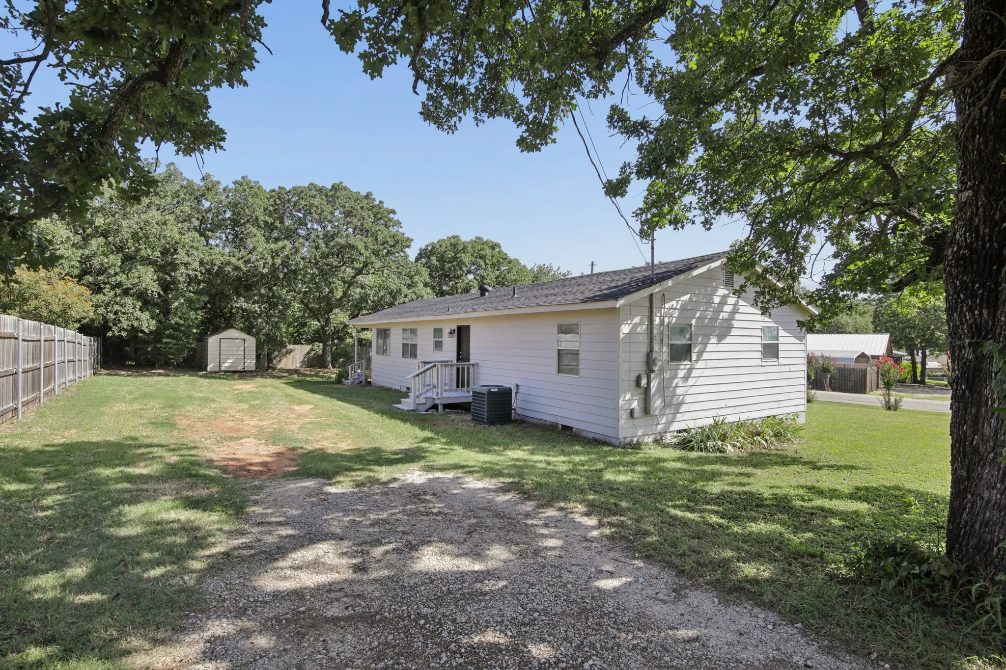 Single Family Residence For Sale in Johnson County , 217 Chambers Drive, Alvarado, Texas 76009, 3 Bedroom, 2 Bathroom, Garage spaces, 1,206 Sqft, built in 1983, mls#21337705, Real Estate Agent in Alvarado, Homes For Sale in Johnson county, Homes For Sale in Alvarado, Realtor in Alvarado Texas, Real Estate Brokerage Independent Realty Texas, Luminita Cordes Realtor