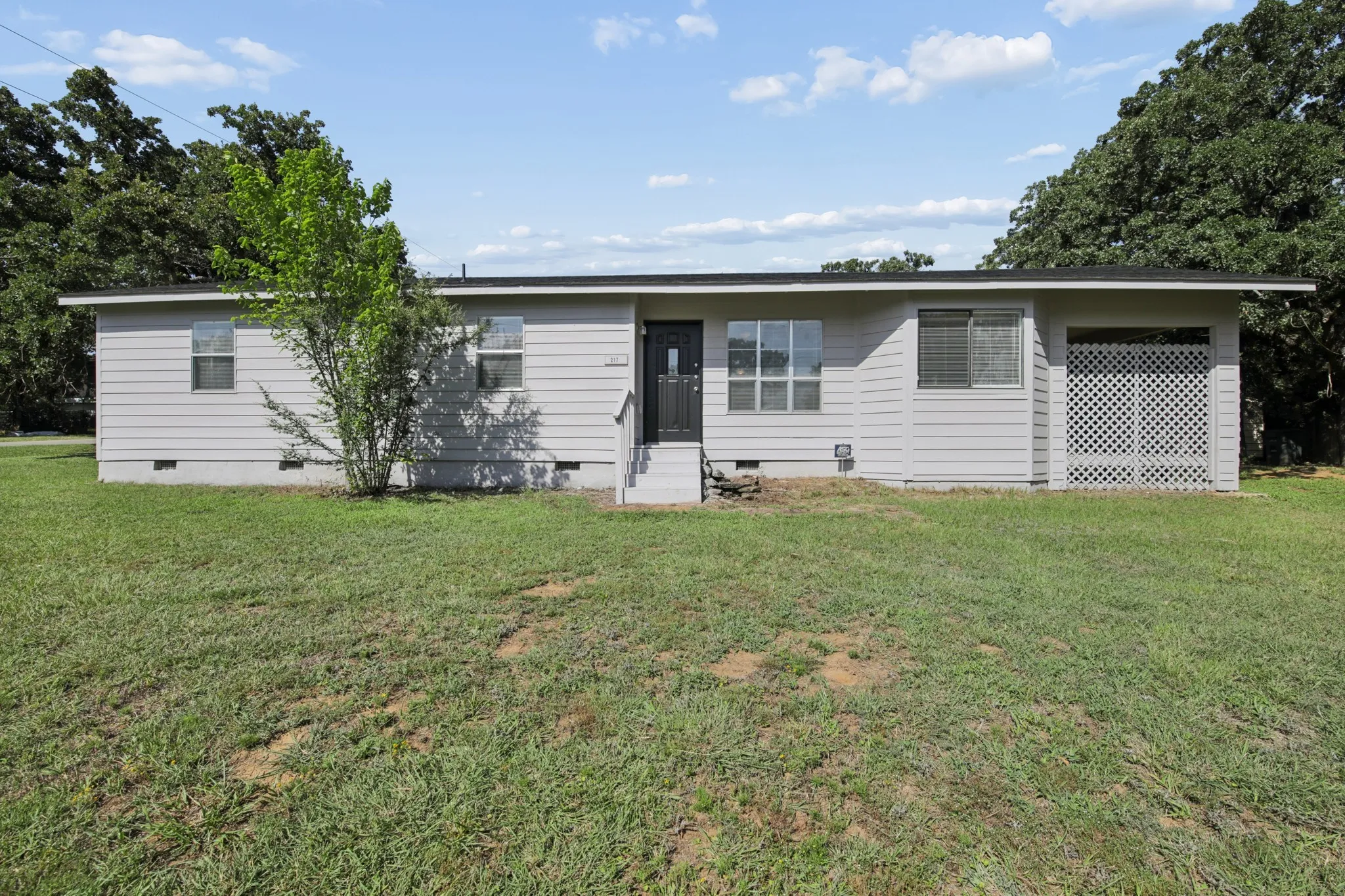 Single Family Residence For Sale in Johnson County , 217 Chambers Drive, Alvarado, Texas 76009, 3 Bedroom, 2 Bathroom, Garage spaces, 1,206 Sqft, built in 1983, mls#21337705, Real Estate Agent in Alvarado, Homes For Sale in Johnson county, Homes For Sale in Alvarado, Realtor in Alvarado Texas, Real Estate Brokerage Independent Realty Texas, Luminita Cordes Realtor