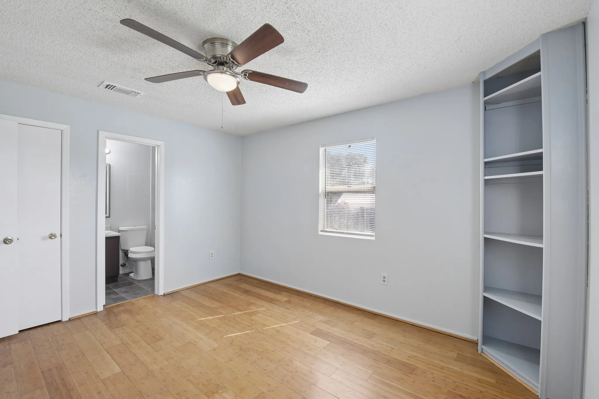 Single Family Residence For Sale in Johnson County , 217 Chambers Drive, Alvarado, Texas 76009, 3 Bedroom, 2 Bathroom, Garage spaces, 1,206 Sqft, built in 1983, mls#21337705, Real Estate Agent in Alvarado, Homes For Sale in Johnson county, Homes For Sale in Alvarado, Realtor in Alvarado Texas, Real Estate Brokerage Independent Realty Texas, Luminita Cordes Realtor