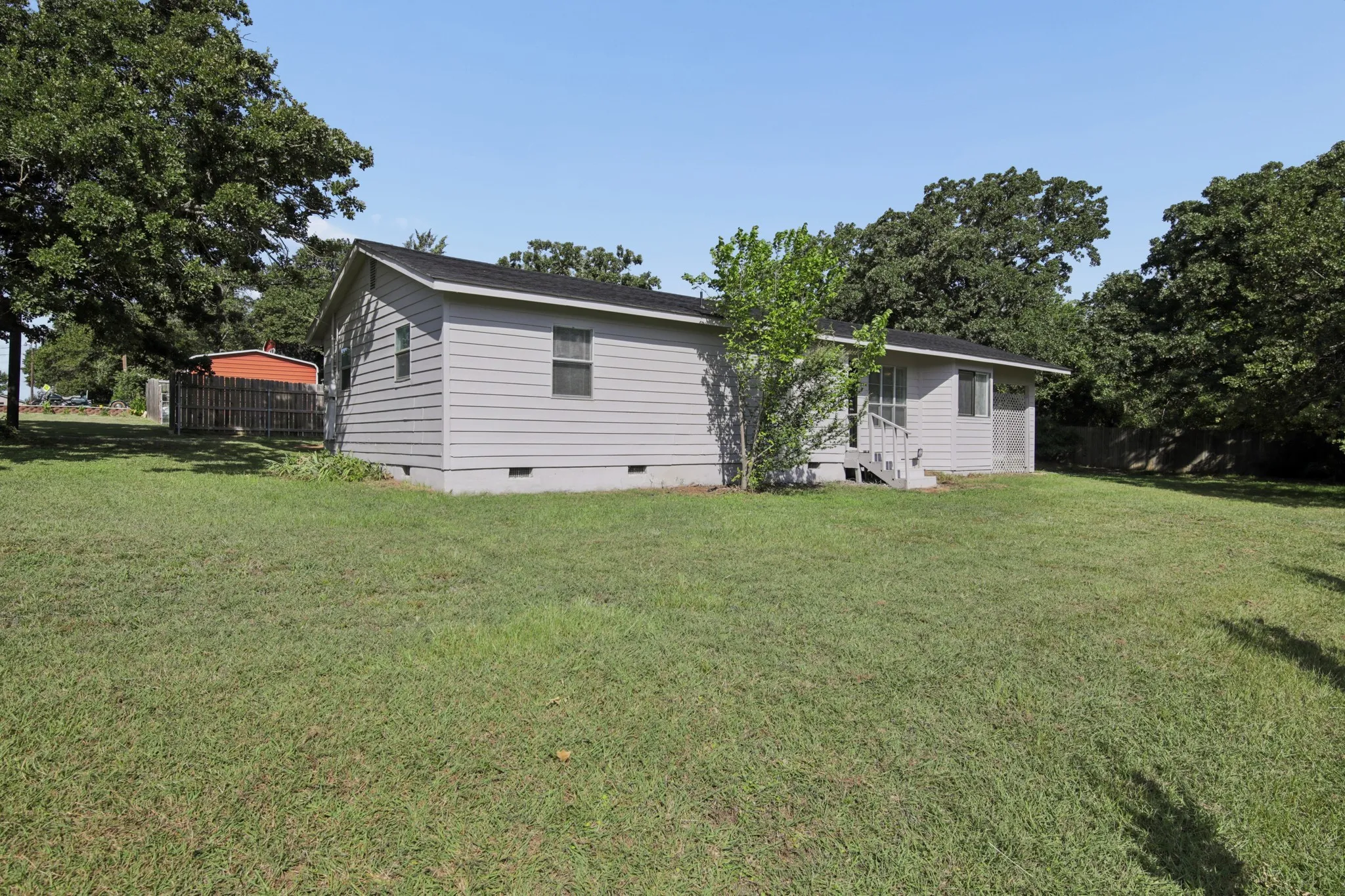 Single Family Residence For Sale in Johnson County , 217 Chambers Drive, Alvarado, Texas 76009, 3 Bedroom, 2 Bathroom, Garage spaces, 1,206 Sqft, built in 1983, mls#21337705, Real Estate Agent in Alvarado, Homes For Sale in Johnson county, Homes For Sale in Alvarado, Realtor in Alvarado Texas, Real Estate Brokerage Independent Realty Texas, Luminita Cordes Realtor