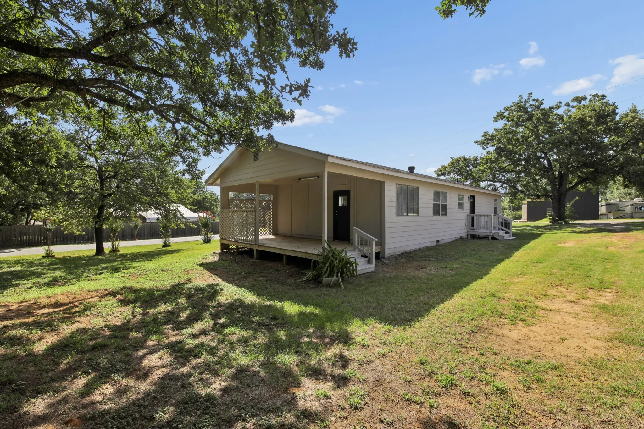 Single Family Residence For Sale in Johnson County , 217 Chambers Drive, Alvarado, Texas 76009, 3 Bedroom, 2 Bathroom, Garage spaces, 1,206 Sqft, built in 1983, mls#21337705, Real Estate Agent in Alvarado, Homes For Sale in Johnson county, Homes For Sale in Alvarado, Realtor in Alvarado Texas, Real Estate Brokerage Independent Realty Texas, Luminita Cordes Realtor