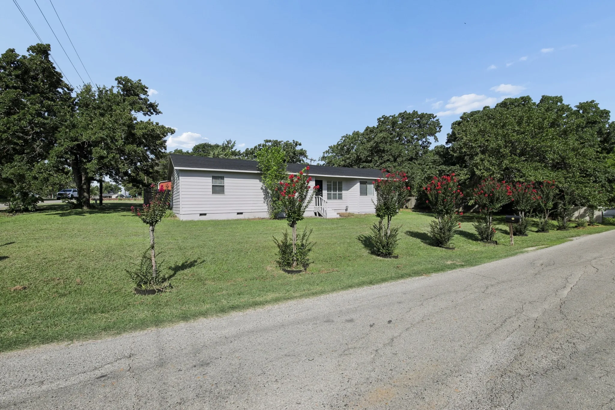 Single Family Residence For Sale in Johnson County , 217 Chambers Drive, Alvarado, Texas 76009, 3 Bedroom, 2 Bathroom, Garage spaces, 1,206 Sqft, built in 1983, mls#21337705, Real Estate Agent in Alvarado, Homes For Sale in Johnson county, Homes For Sale in Alvarado, Realtor in Alvarado Texas, Real Estate Brokerage Independent Realty Texas, Luminita Cordes Realtor