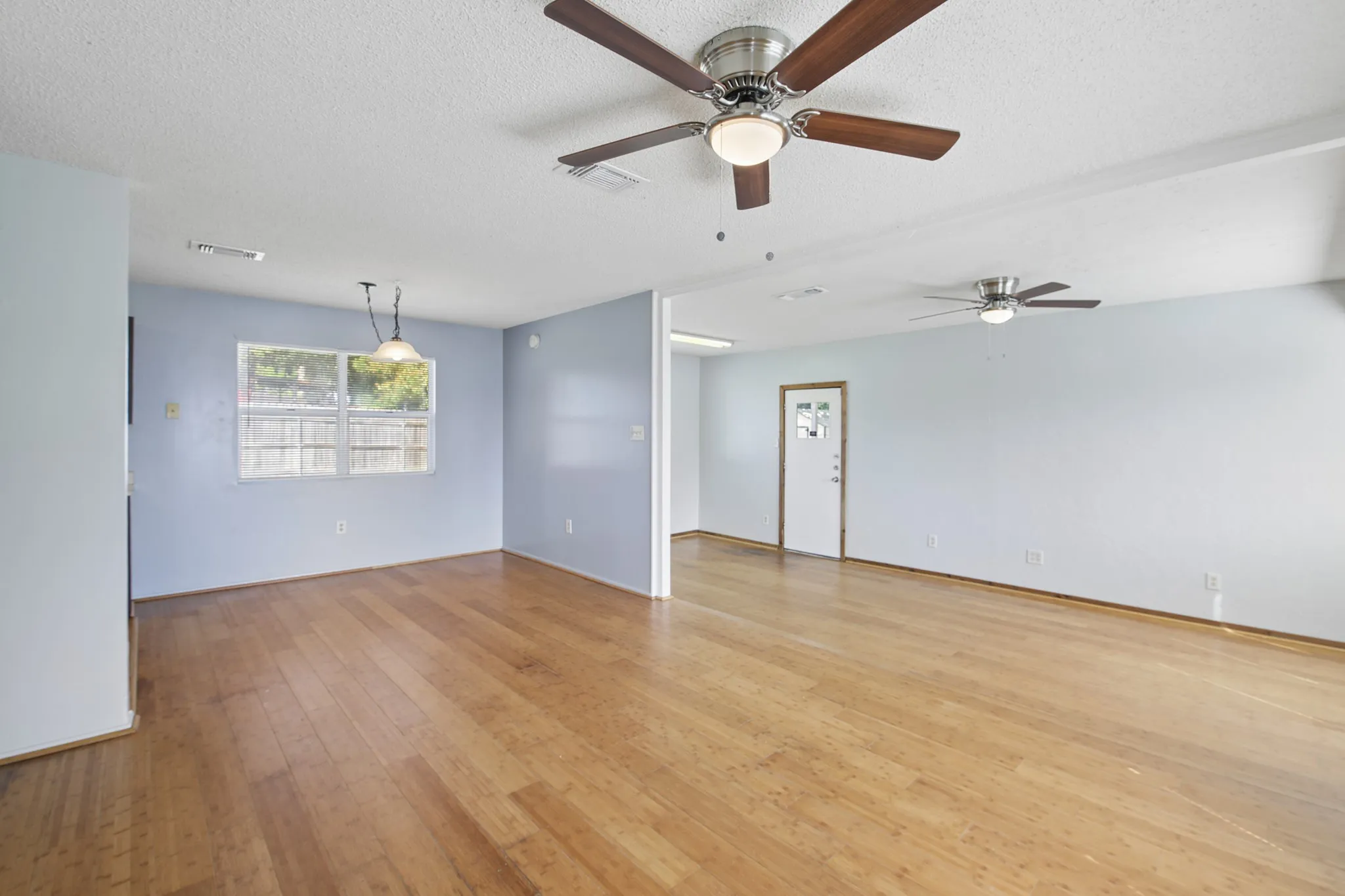 Single Family Residence For Sale in Johnson County , 217 Chambers Drive, Alvarado, Texas 76009, 3 Bedroom, 2 Bathroom, Garage spaces, 1,206 Sqft, built in 1983, mls#21337705, Real Estate Agent in Alvarado, Homes For Sale in Johnson county, Homes For Sale in Alvarado, Realtor in Alvarado Texas, Real Estate Brokerage Independent Realty Texas, Luminita Cordes Realtor