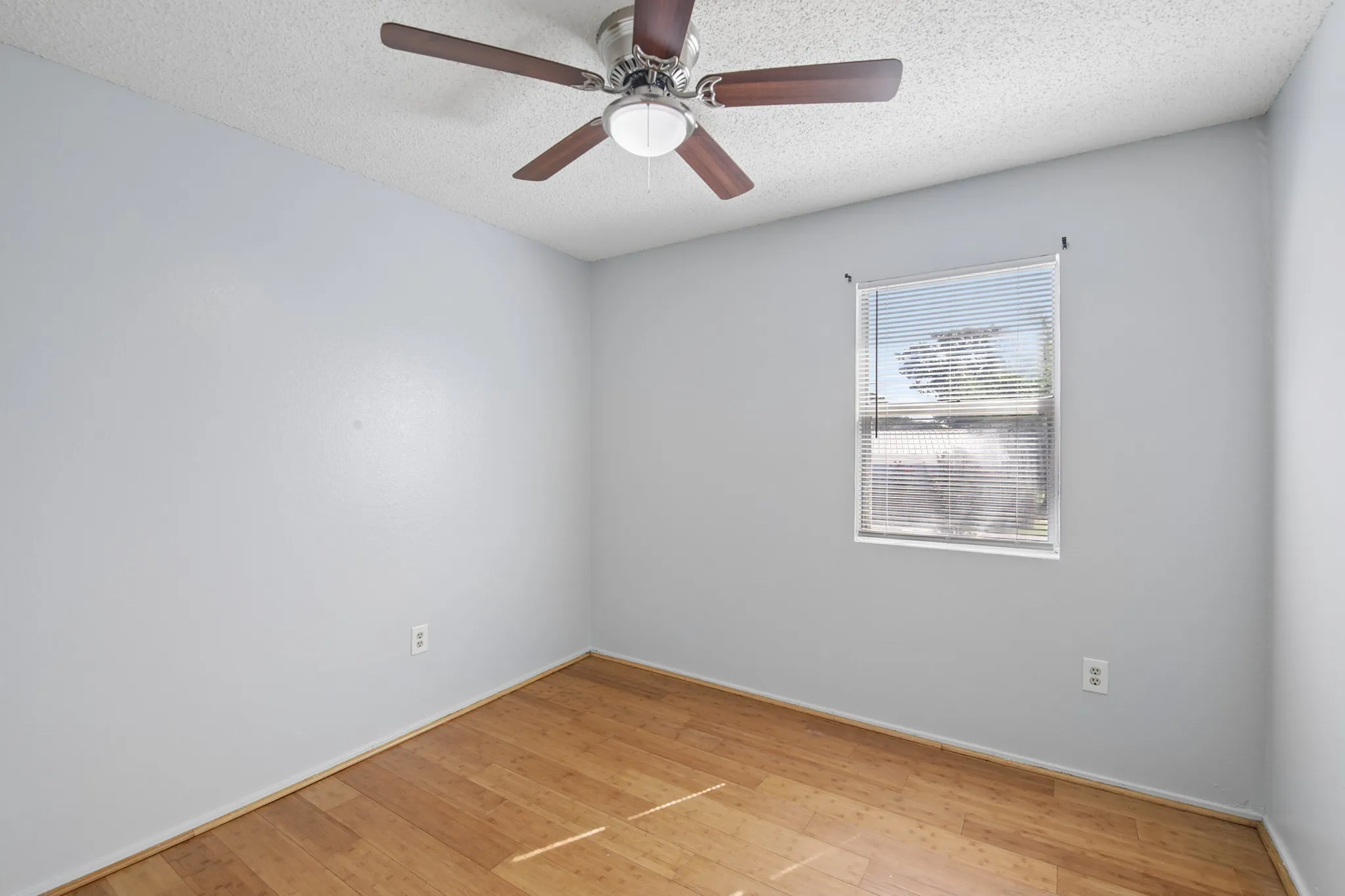 Single Family Residence For Sale in Johnson County , 217 Chambers Drive, Alvarado, Texas 76009, 3 Bedroom, 2 Bathroom, Garage spaces, 1,206 Sqft, built in 1983, mls#21337705, Real Estate Agent in Alvarado, Homes For Sale in Johnson county, Homes For Sale in Alvarado, Realtor in Alvarado Texas, Real Estate Brokerage Independent Realty Texas, Luminita Cordes Realtor