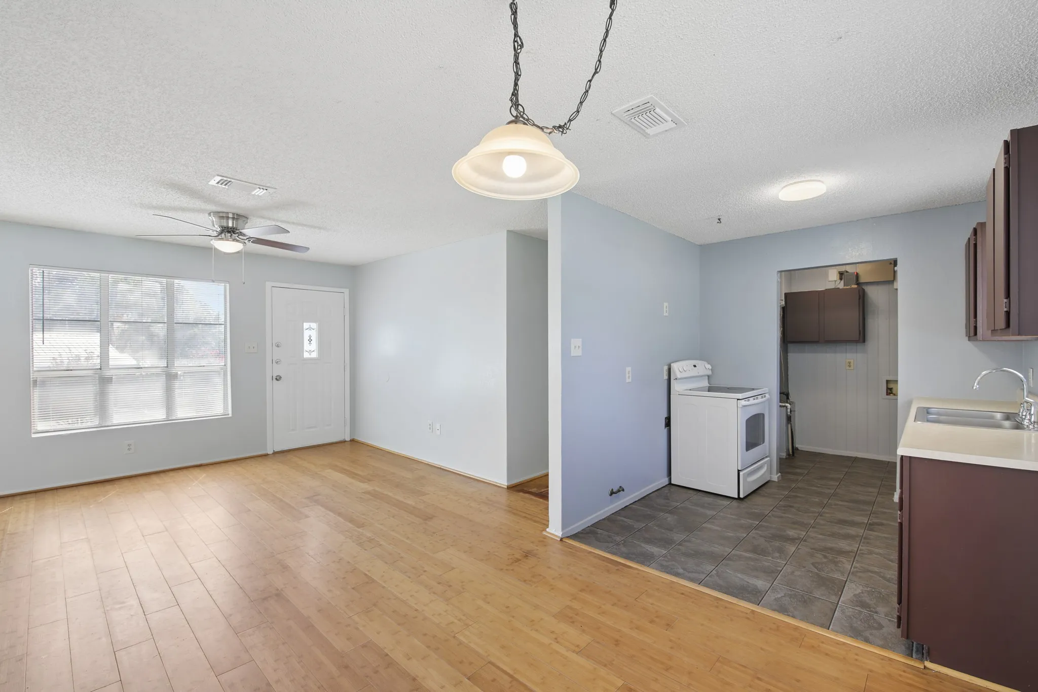 Single Family Residence For Sale in Johnson County , 217 Chambers Drive, Alvarado, Texas 76009, 3 Bedroom, 2 Bathroom, Garage spaces, 1,206 Sqft, built in 1983, mls#21337705, Real Estate Agent in Alvarado, Homes For Sale in Johnson county, Homes For Sale in Alvarado, Realtor in Alvarado Texas, Real Estate Brokerage Independent Realty Texas, Luminita Cordes Realtor