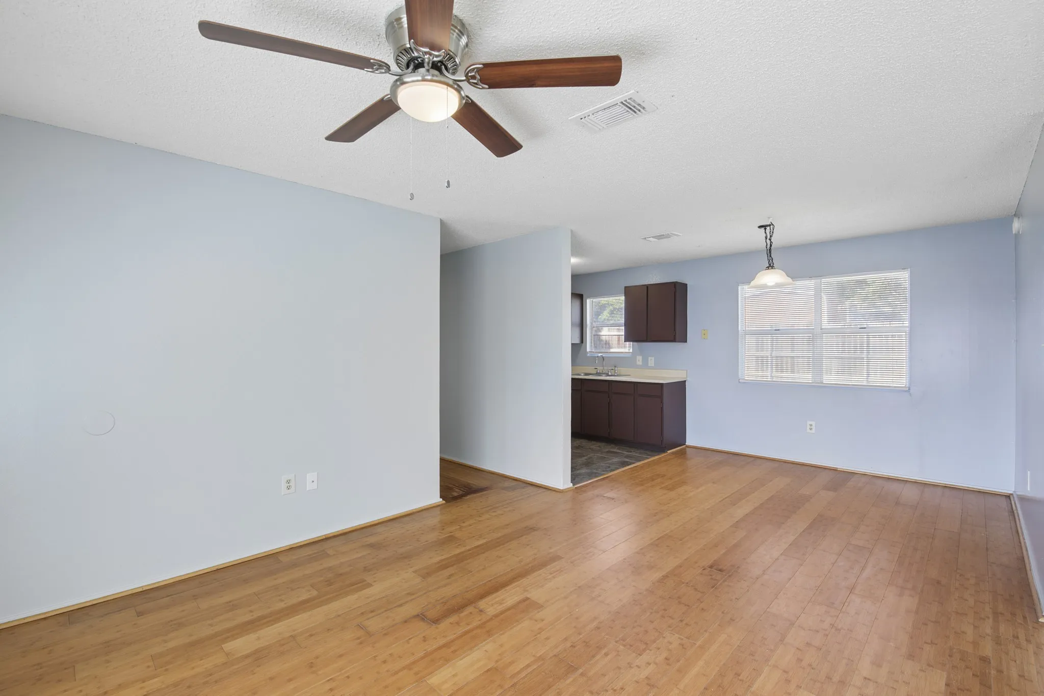 Single Family Residence For Sale in Johnson County , 217 Chambers Drive, Alvarado, Texas 76009, 3 Bedroom, 2 Bathroom, Garage spaces, 1,206 Sqft, built in 1983, mls#21337705, Real Estate Agent in Alvarado, Homes For Sale in Johnson county, Homes For Sale in Alvarado, Realtor in Alvarado Texas, Real Estate Brokerage Independent Realty Texas, Luminita Cordes Realtor