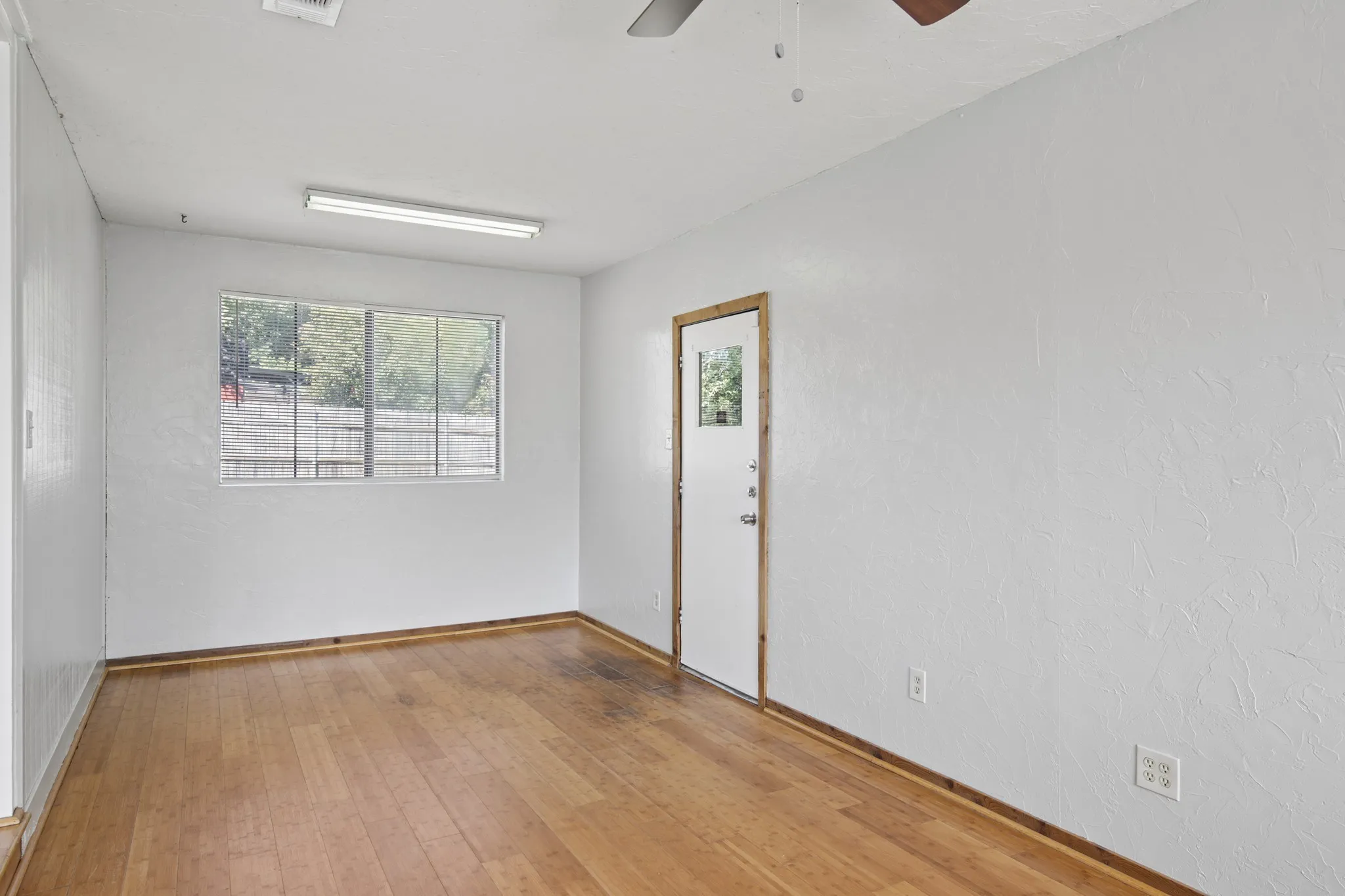 Single Family Residence For Sale in Johnson County , 217 Chambers Drive, Alvarado, Texas 76009, 3 Bedroom, 2 Bathroom, Garage spaces, 1,206 Sqft, built in 1983, mls#21337705, Real Estate Agent in Alvarado, Homes For Sale in Johnson county, Homes For Sale in Alvarado, Realtor in Alvarado Texas, Real Estate Brokerage Independent Realty Texas, Luminita Cordes Realtor