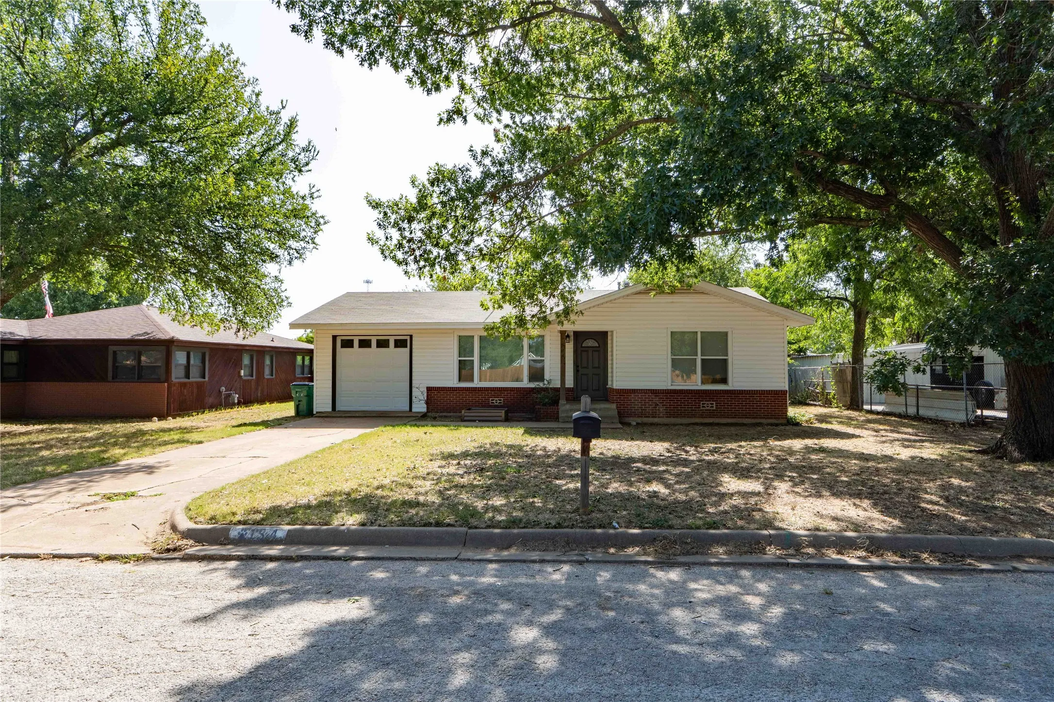 Single Family Residence For Sale in Jack County , 514 MCCONNELL Street, Jacksboro, Texas 76458, 3 Bedrooms, 2 Bathrooms, 1 Garage spaces, 1,408 Sqft, built in 1990, Price $199,000, mls#21338589, Real Estate Agent in Jacksboro, Homes For Sale in Jack county, Homes For Sale in Jacksboro, Realtor in Jacksboro Texas, Real Estate Brokerage Independent Realty Texas, Luminita Cordes Realtor