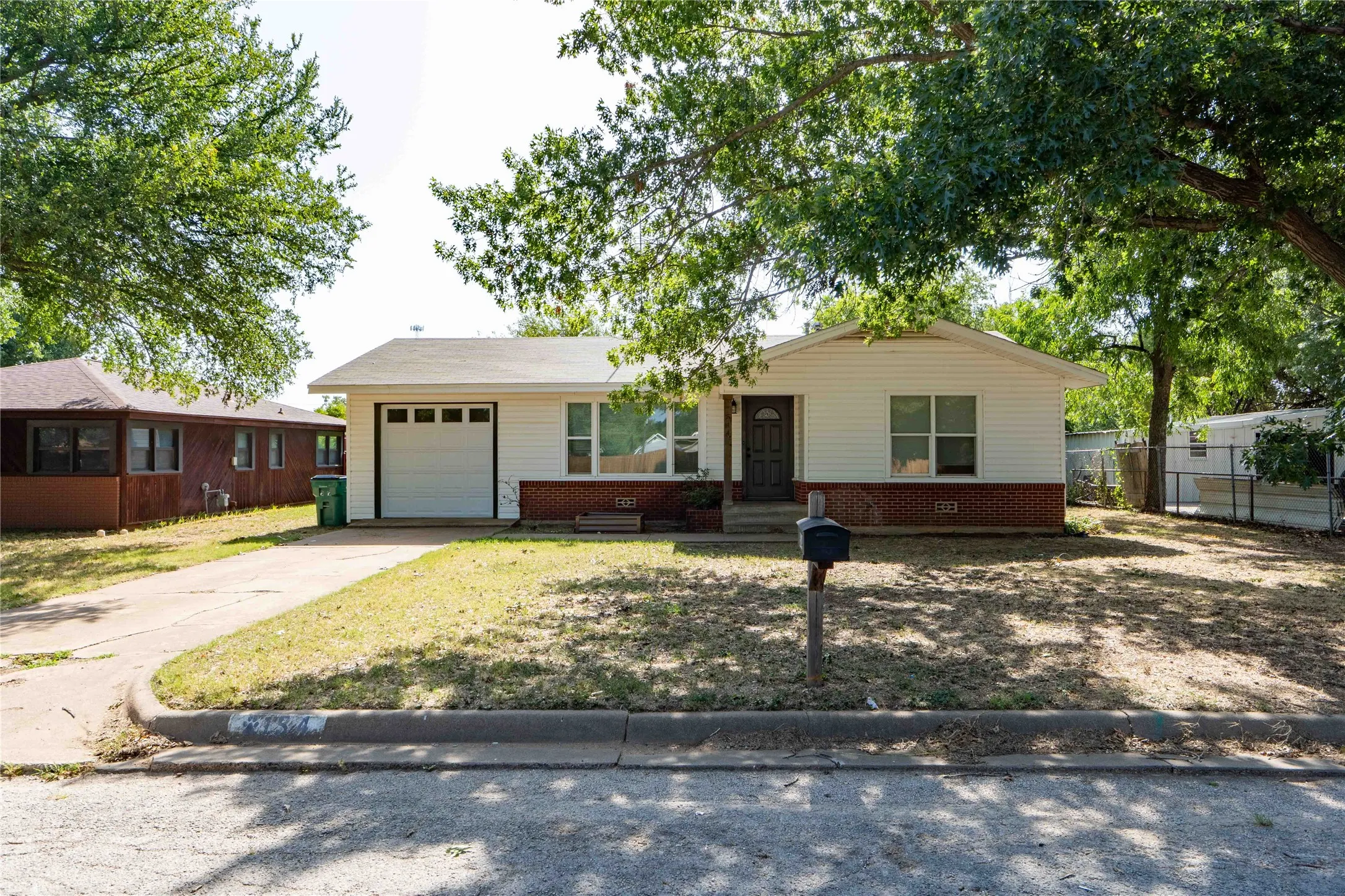 Single Family Residence For Sale in Jack County , 514 MCCONNELL Street, Jacksboro, Texas 76458, 3 Bedrooms, 2 Bathrooms, 1 Garage spaces, 1,408 Sqft, built in 1990, Price $199,000, mls#21338589, Real Estate Agent in Jacksboro, Homes For Sale in Jack county, Homes For Sale in Jacksboro, Realtor in Jacksboro Texas, Real Estate Brokerage Independent Realty Texas, Luminita Cordes Realtor