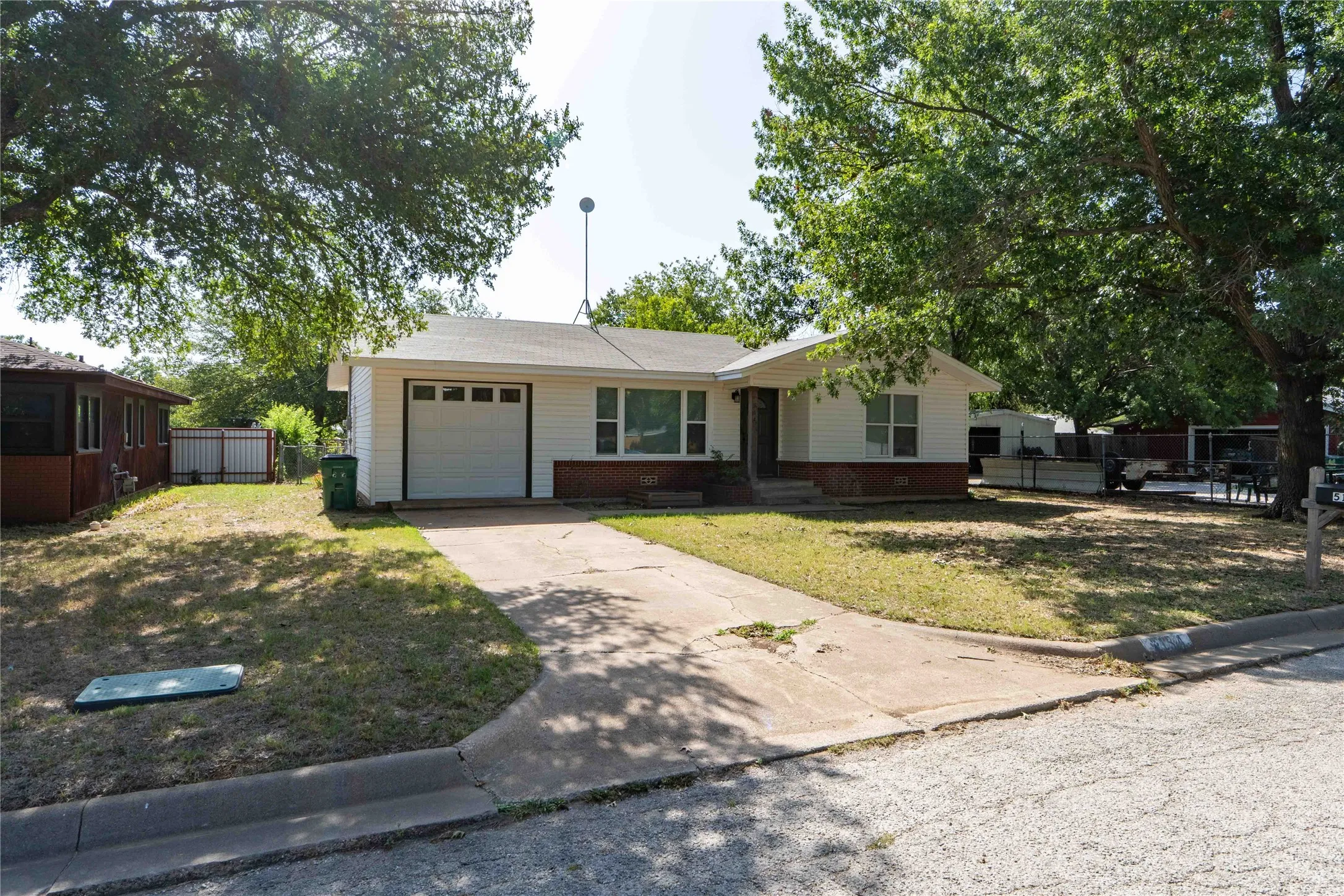 Single Family Residence For Sale in Jack County , 514 MCCONNELL Street, Jacksboro, Texas 76458, 3 Bedrooms, 2 Bathrooms, 1 Garage spaces, 1,408 Sqft, built in 1990, Price $199,000, mls#21338589, Real Estate Agent in Jacksboro, Homes For Sale in Jack county, Homes For Sale in Jacksboro, Realtor in Jacksboro Texas, Real Estate Brokerage Independent Realty Texas, Luminita Cordes Realtor