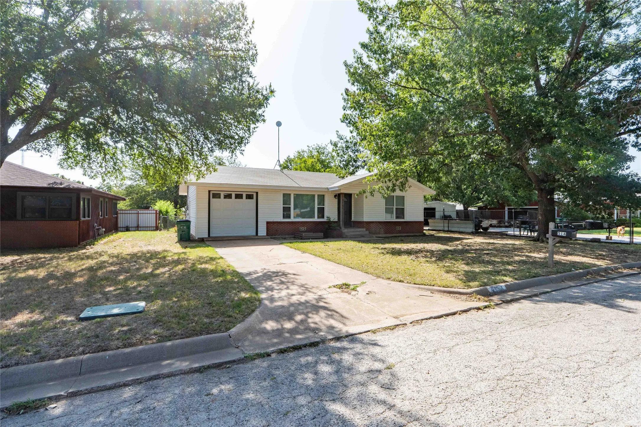 Single Family Residence For Sale in Jack County , 514 MCCONNELL Street, Jacksboro, Texas 76458, 3 Bedrooms, 2 Bathrooms, 1 Garage spaces, 1,408 Sqft, built in 1990, Price $199,000, mls#21338589, Real Estate Agent in Jacksboro, Homes For Sale in Jack county, Homes For Sale in Jacksboro, Realtor in Jacksboro Texas, Real Estate Brokerage Independent Realty Texas, Luminita Cordes Realtor