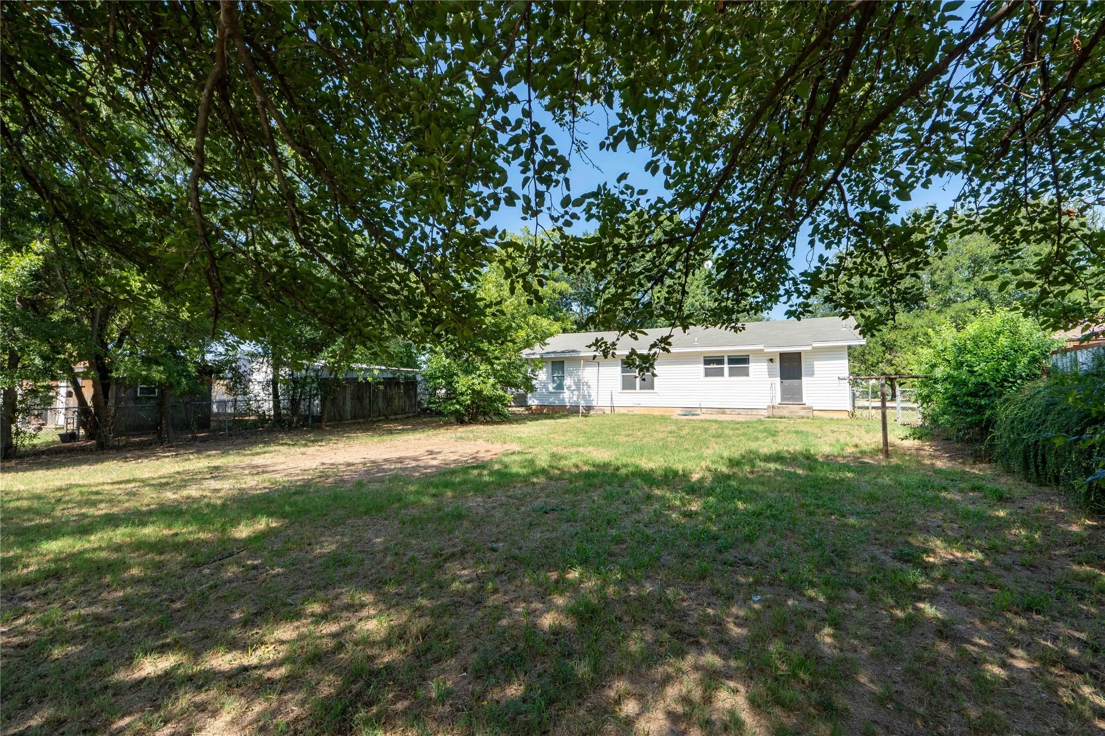 Single Family Residence For Sale in Jack County , 514 MCCONNELL Street, Jacksboro, Texas 76458, 3 Bedrooms, 2 Bathrooms, 1 Garage spaces, 1,408 Sqft, built in 1990, Price $199,000, mls#21338589, Real Estate Agent in Jacksboro, Homes For Sale in Jack county, Homes For Sale in Jacksboro, Realtor in Jacksboro Texas, Real Estate Brokerage Independent Realty Texas, Luminita Cordes Realtor