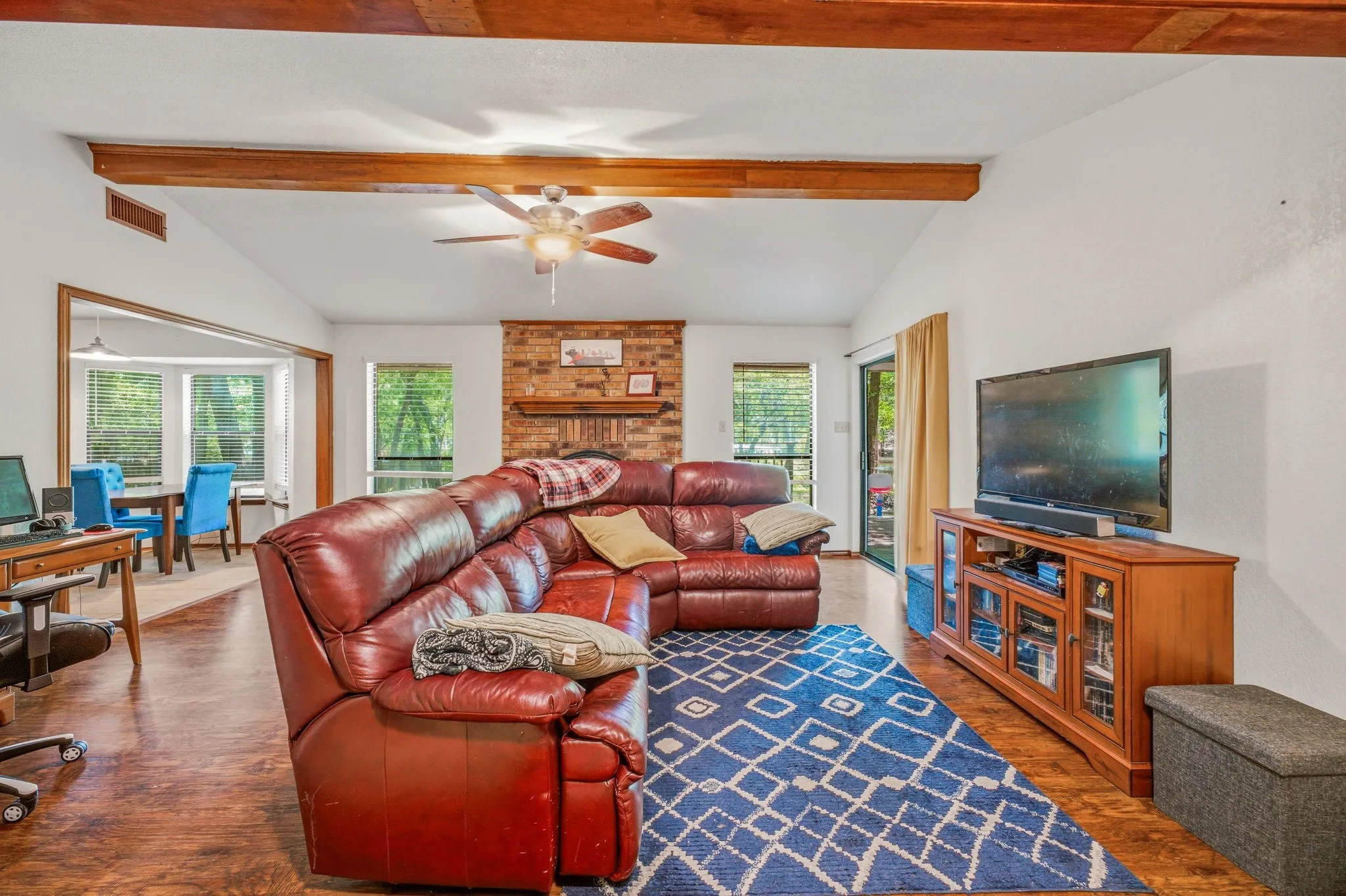 Single Family Residence For Sale in Hood County , 1303 Spanish Flower Drive, Granbury, Texas 76048, 3 Bedroom, 2 Bathroom, 1 Garage spaces, 1,309 Sqft, built in 1985, mls#21338344, Real Estate Agent in Granbury, Homes For Sale in Hood county, Homes For Sale in Granbury, Realtor in Granbury Texas, Real Estate Brokerage Independent Realty Texas, Luminita Cordes Realtor