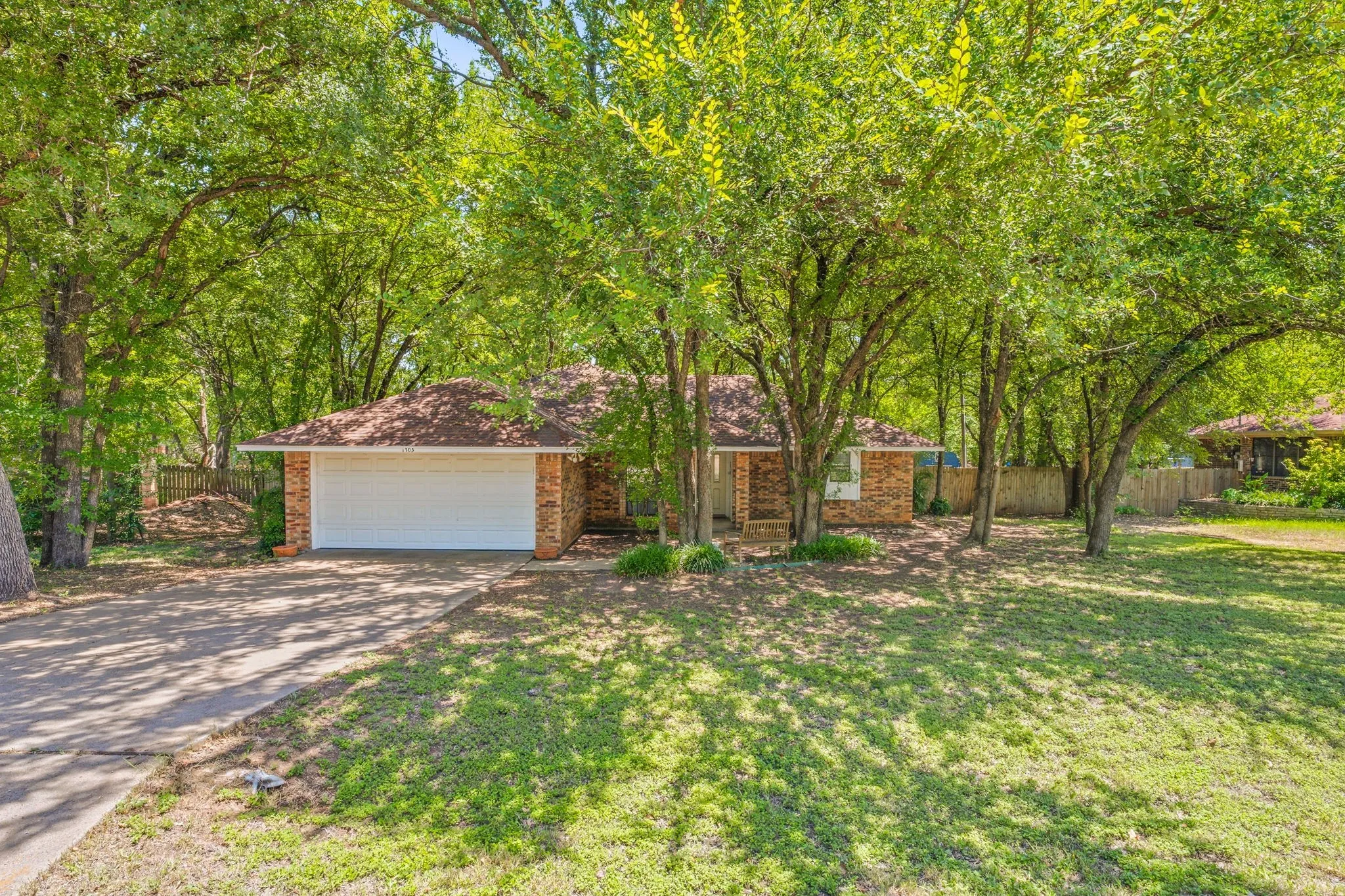 Single Family Residence For Sale in Hood County , 1303 Spanish Flower Drive, Granbury, Texas 76048, 3 Bedroom, 2 Bathroom, 1 Garage spaces, 1,309 Sqft, built in 1985, mls#21338344, Real Estate Agent in Granbury, Homes For Sale in Hood county, Homes For Sale in Granbury, Realtor in Granbury Texas, Real Estate Brokerage Independent Realty Texas, Luminita Cordes Realtor