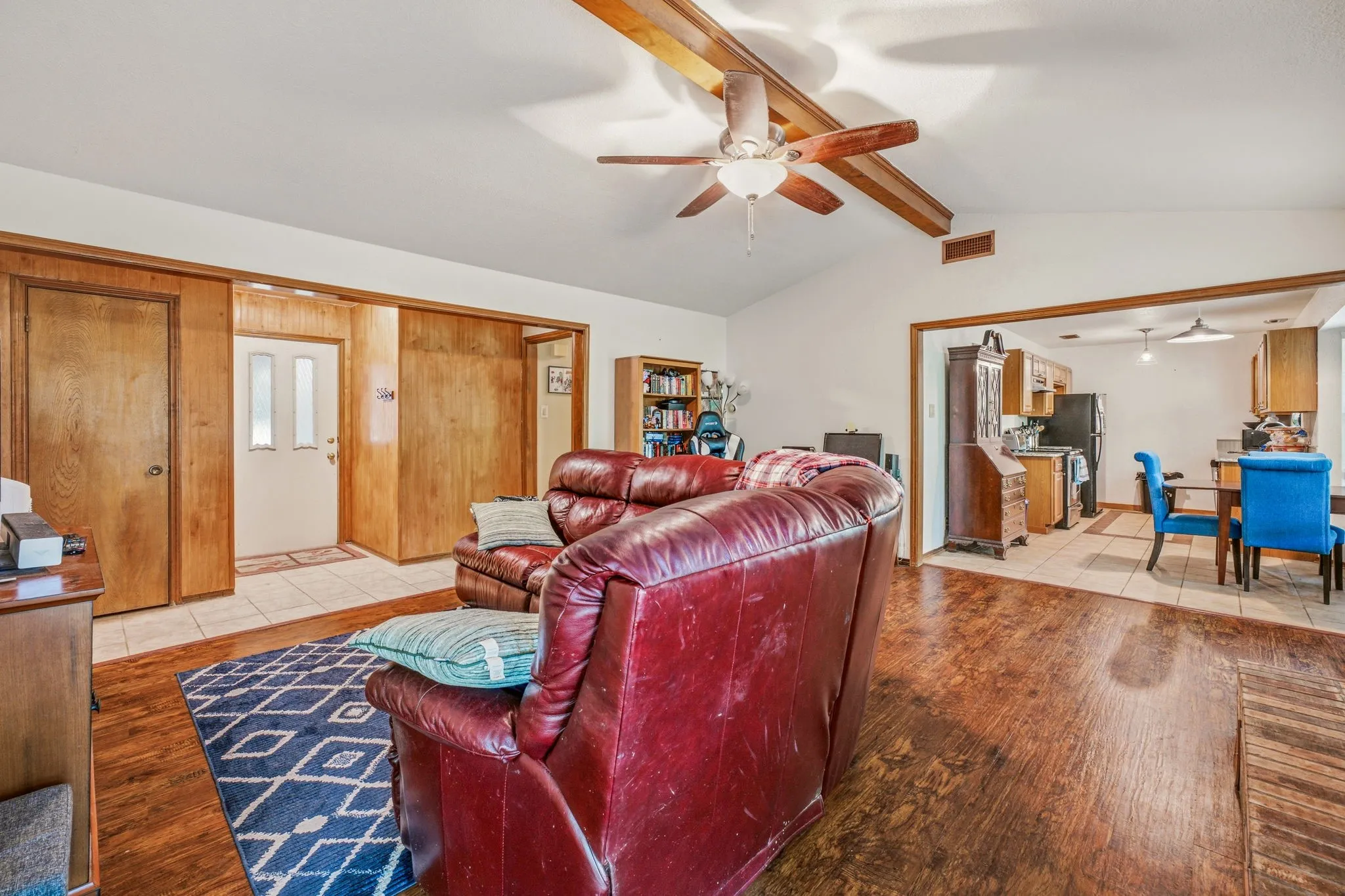 Single Family Residence For Sale in Hood County , 1303 Spanish Flower Drive, Granbury, Texas 76048, 3 Bedroom, 2 Bathroom, 1 Garage spaces, 1,309 Sqft, built in 1985, mls#21338344, Real Estate Agent in Granbury, Homes For Sale in Hood county, Homes For Sale in Granbury, Realtor in Granbury Texas, Real Estate Brokerage Independent Realty Texas, Luminita Cordes Realtor