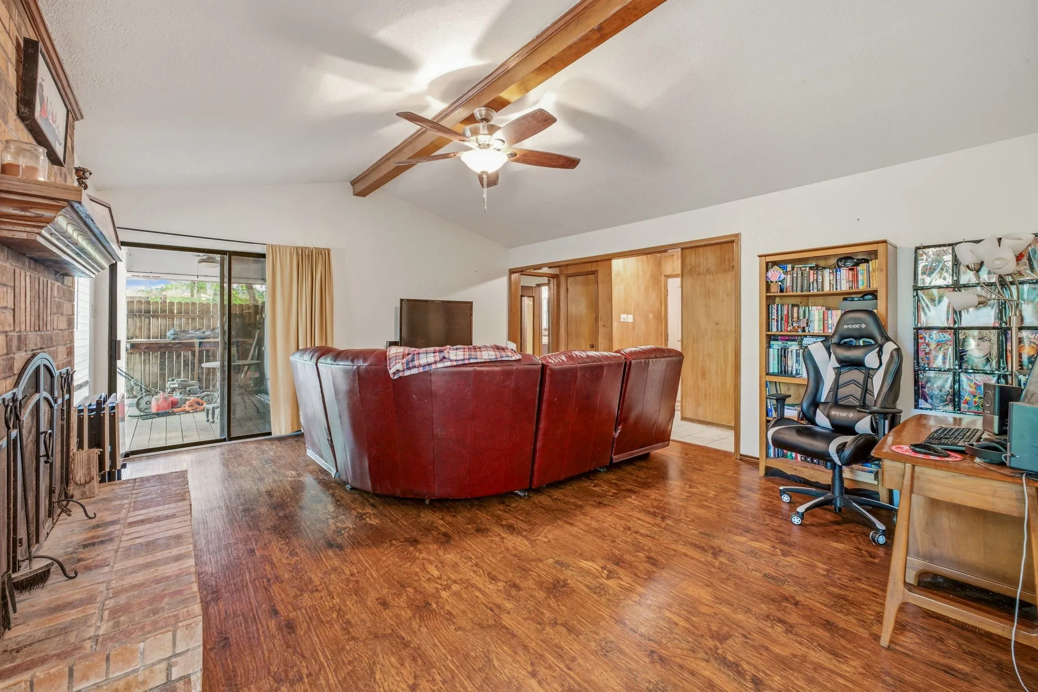 Single Family Residence For Sale in Hood County , 1303 Spanish Flower Drive, Granbury, Texas 76048, 3 Bedroom, 2 Bathroom, 1 Garage spaces, 1,309 Sqft, built in 1985, mls#21338344, Real Estate Agent in Granbury, Homes For Sale in Hood county, Homes For Sale in Granbury, Realtor in Granbury Texas, Real Estate Brokerage Independent Realty Texas, Luminita Cordes Realtor
