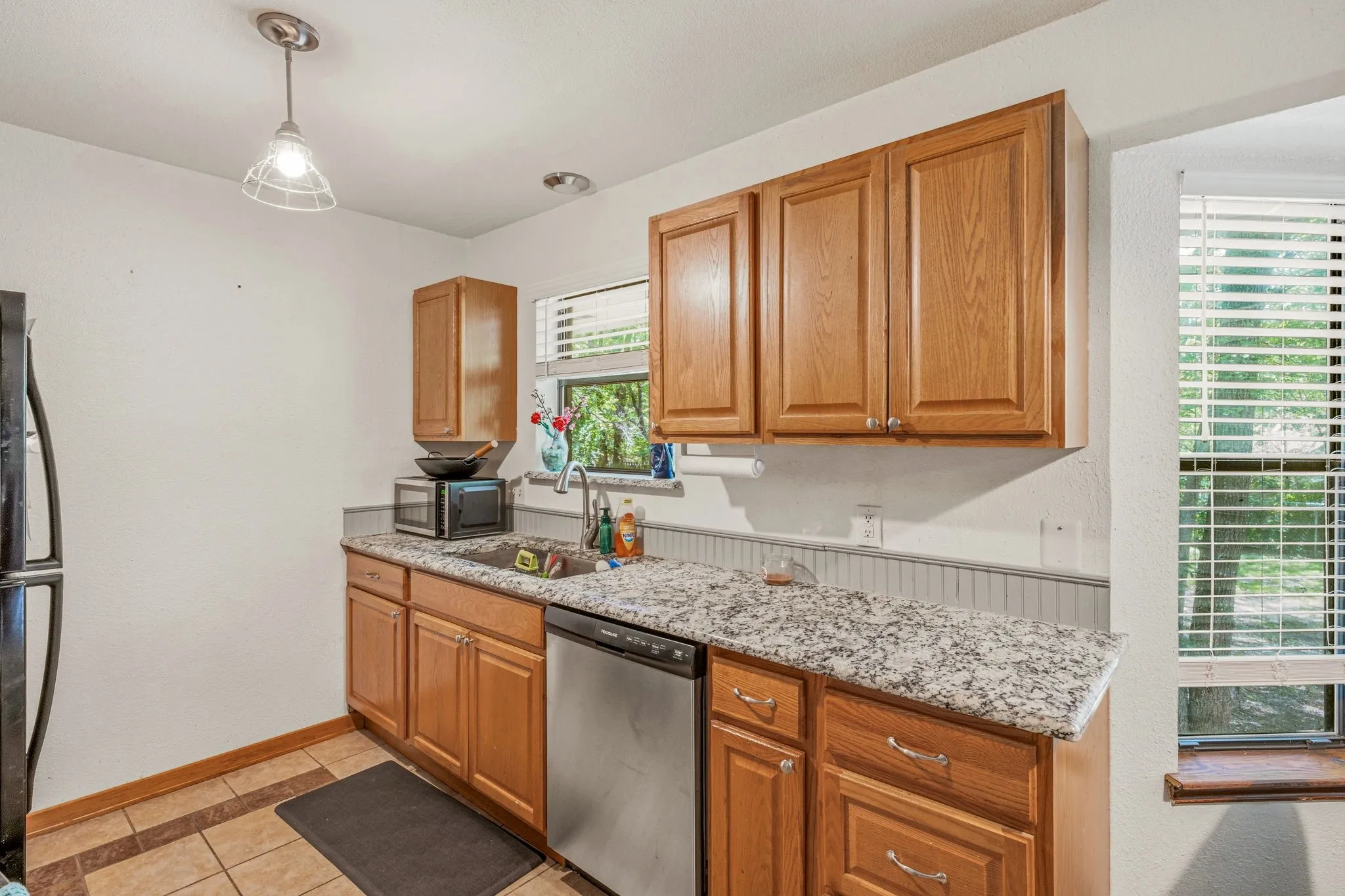 Single Family Residence For Sale in Hood County , 1303 Spanish Flower Drive, Granbury, Texas 76048, 3 Bedroom, 2 Bathroom, 1 Garage spaces, 1,309 Sqft, built in 1985, mls#21338344, Real Estate Agent in Granbury, Homes For Sale in Hood county, Homes For Sale in Granbury, Realtor in Granbury Texas, Real Estate Brokerage Independent Realty Texas, Luminita Cordes Realtor