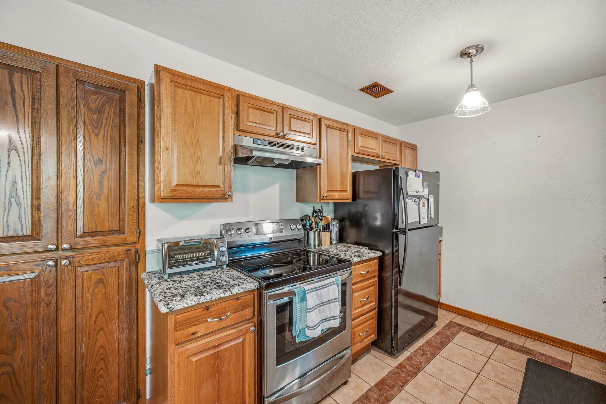 Single Family Residence For Sale in Hood County , 1303 Spanish Flower Drive, Granbury, Texas 76048, 3 Bedroom, 2 Bathroom, 1 Garage spaces, 1,309 Sqft, built in 1985, mls#21338344, Real Estate Agent in Granbury, Homes For Sale in Hood county, Homes For Sale in Granbury, Realtor in Granbury Texas, Real Estate Brokerage Independent Realty Texas, Luminita Cordes Realtor