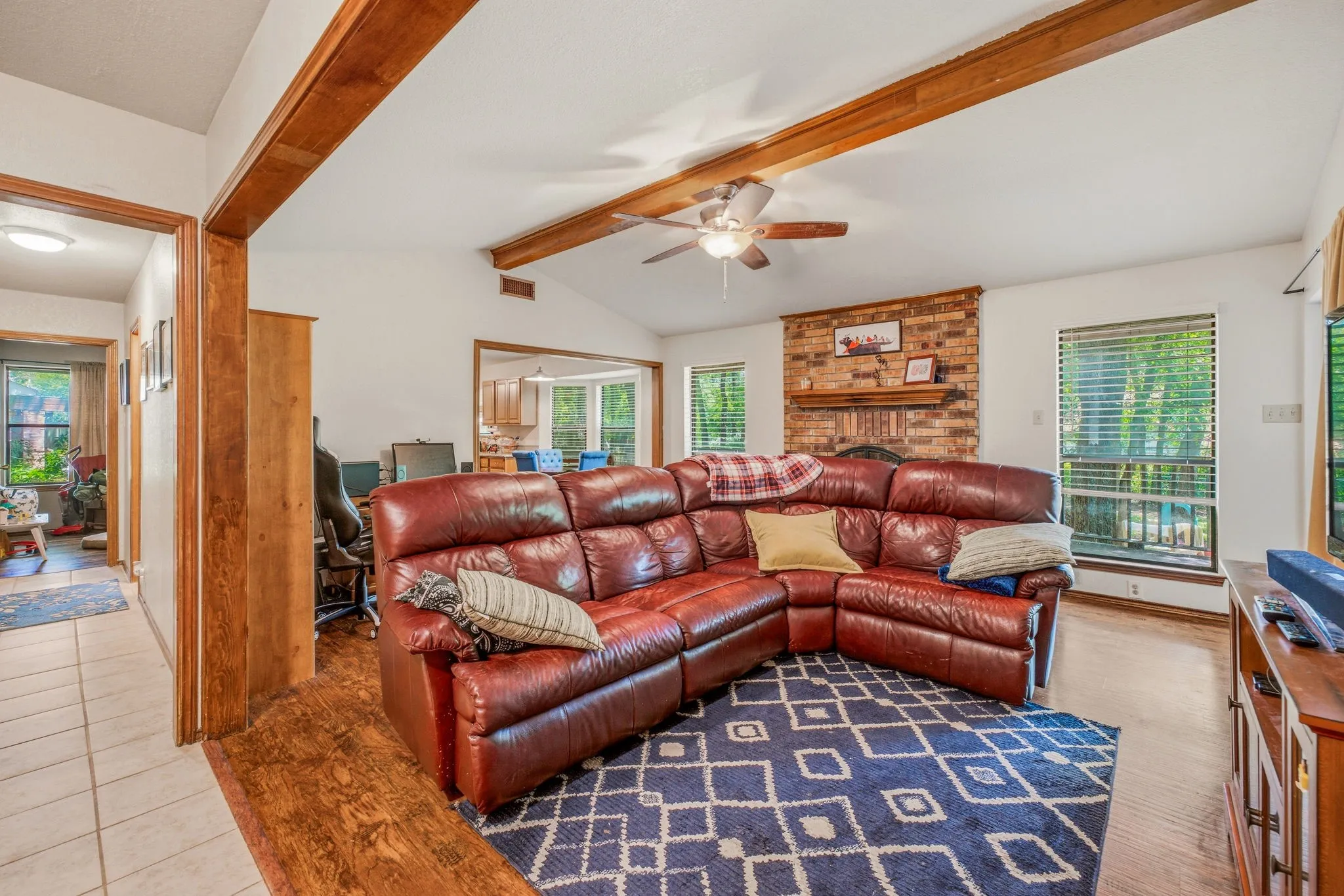 Single Family Residence For Sale in Hood County , 1303 Spanish Flower Drive, Granbury, Texas 76048, 3 Bedroom, 2 Bathroom, 1 Garage spaces, 1,309 Sqft, built in 1985, mls#21338344, Real Estate Agent in Granbury, Homes For Sale in Hood county, Homes For Sale in Granbury, Realtor in Granbury Texas, Real Estate Brokerage Independent Realty Texas, Luminita Cordes Realtor