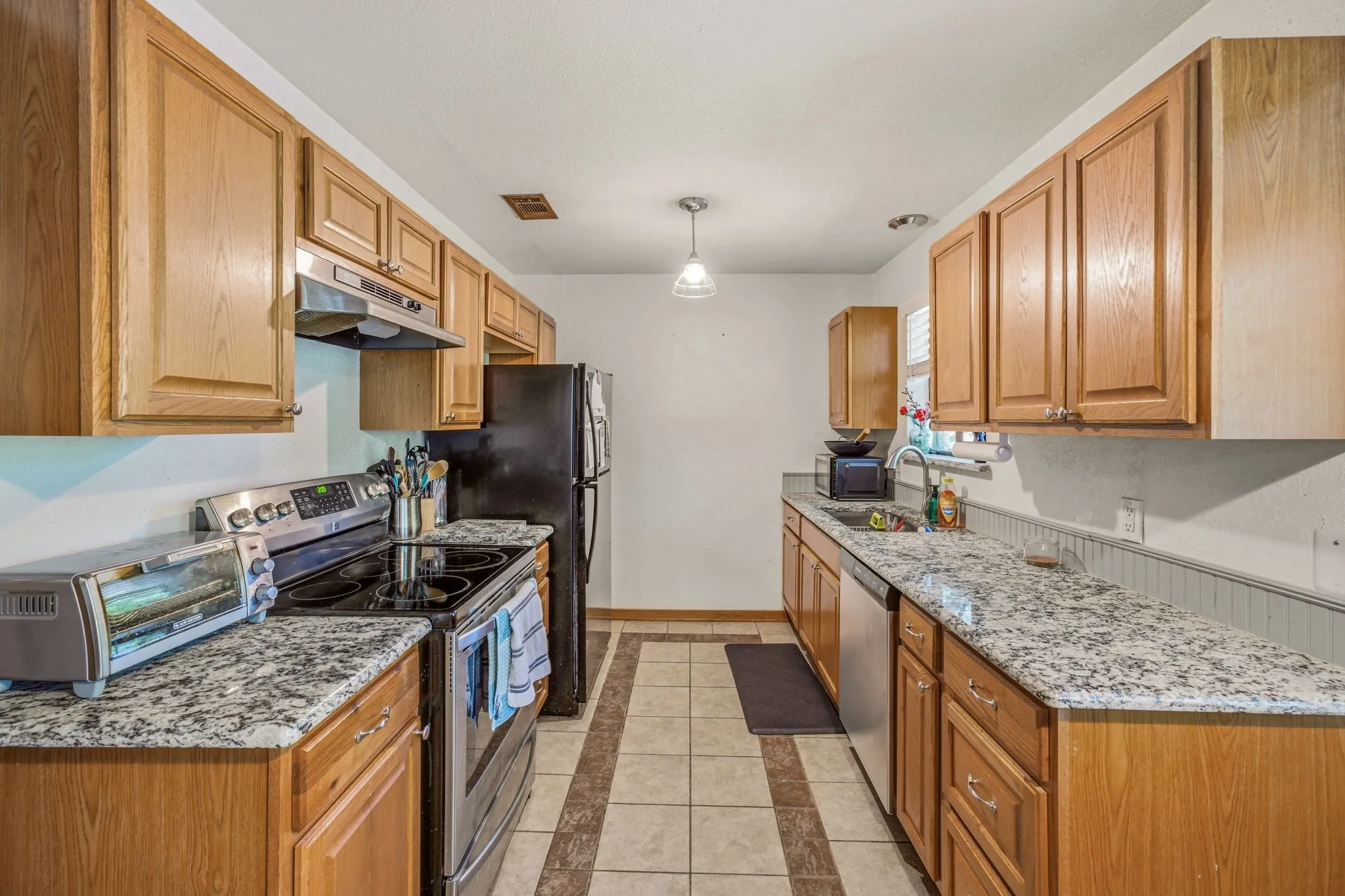 Single Family Residence For Sale in Hood County , 1303 Spanish Flower Drive, Granbury, Texas 76048, 3 Bedroom, 2 Bathroom, 1 Garage spaces, 1,309 Sqft, built in 1985, mls#21338344, Real Estate Agent in Granbury, Homes For Sale in Hood county, Homes For Sale in Granbury, Realtor in Granbury Texas, Real Estate Brokerage Independent Realty Texas, Luminita Cordes Realtor