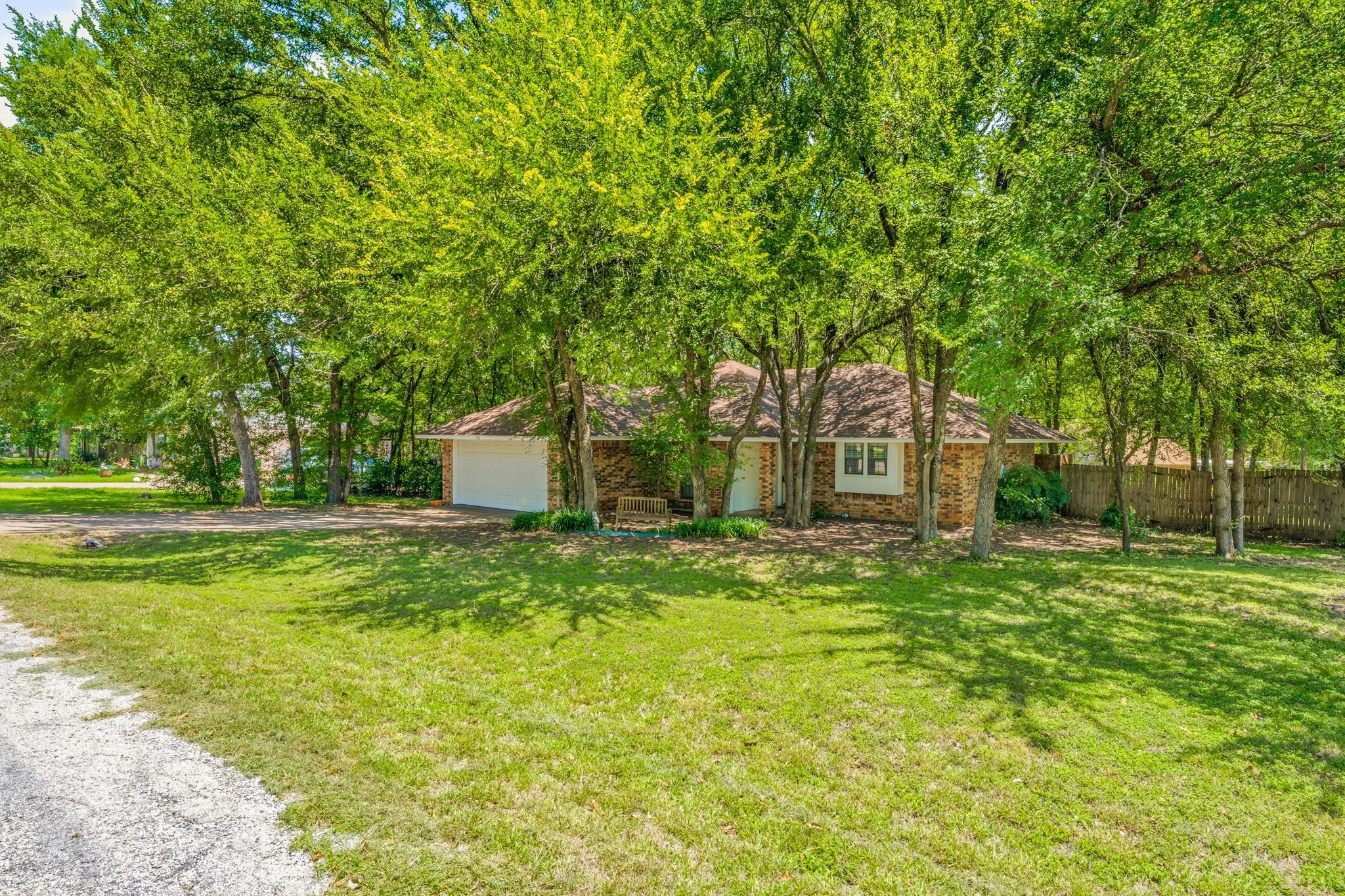 Single Family Residence For Sale in Hood County , 1303 Spanish Flower Drive, Granbury, Texas 76048, 3 Bedroom, 2 Bathroom, 1 Garage spaces, 1,309 Sqft, built in 1985, mls#21338344, Real Estate Agent in Granbury, Homes For Sale in Hood county, Homes For Sale in Granbury, Realtor in Granbury Texas, Real Estate Brokerage Independent Realty Texas, Luminita Cordes Realtor